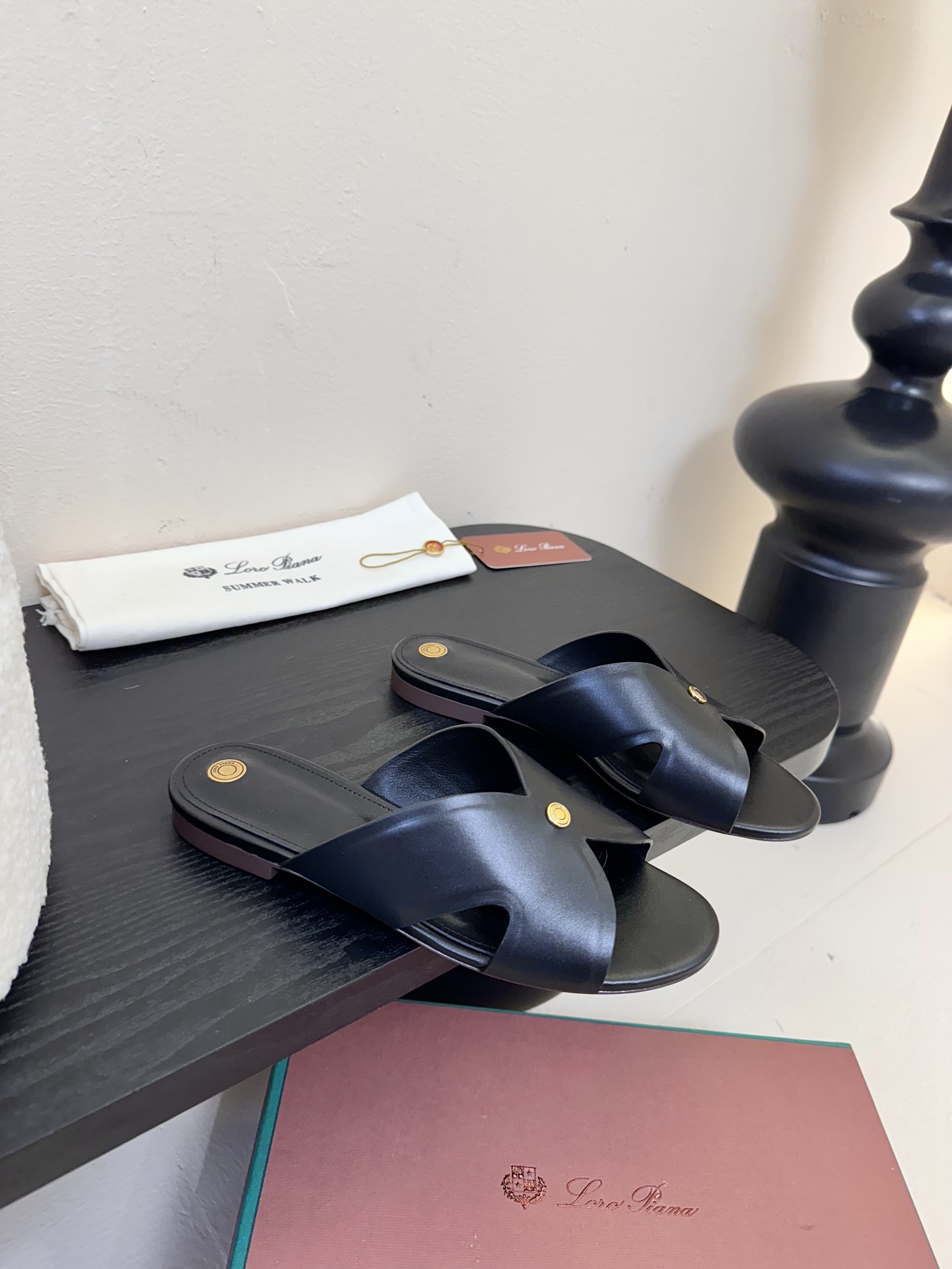 
Loropiana 25ss 新款 拖鞋系列

LP一直是以好穿舒适为主的设计风格 这几年老钱风穿搭超