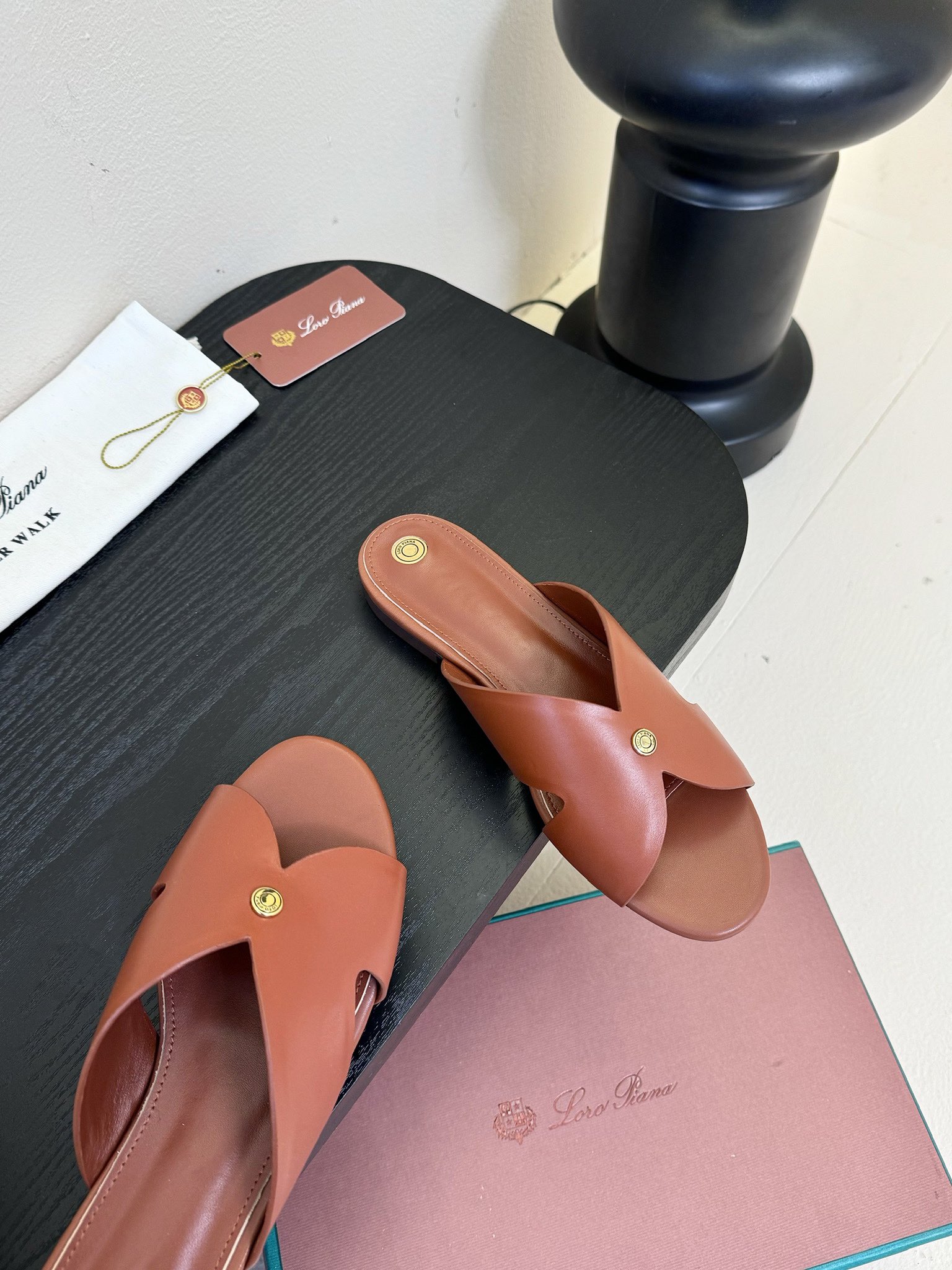 
Loropiana 25ss 新款 拖鞋系列

LP一直是以好穿舒适为主的设计风格 这几年老钱风穿搭超