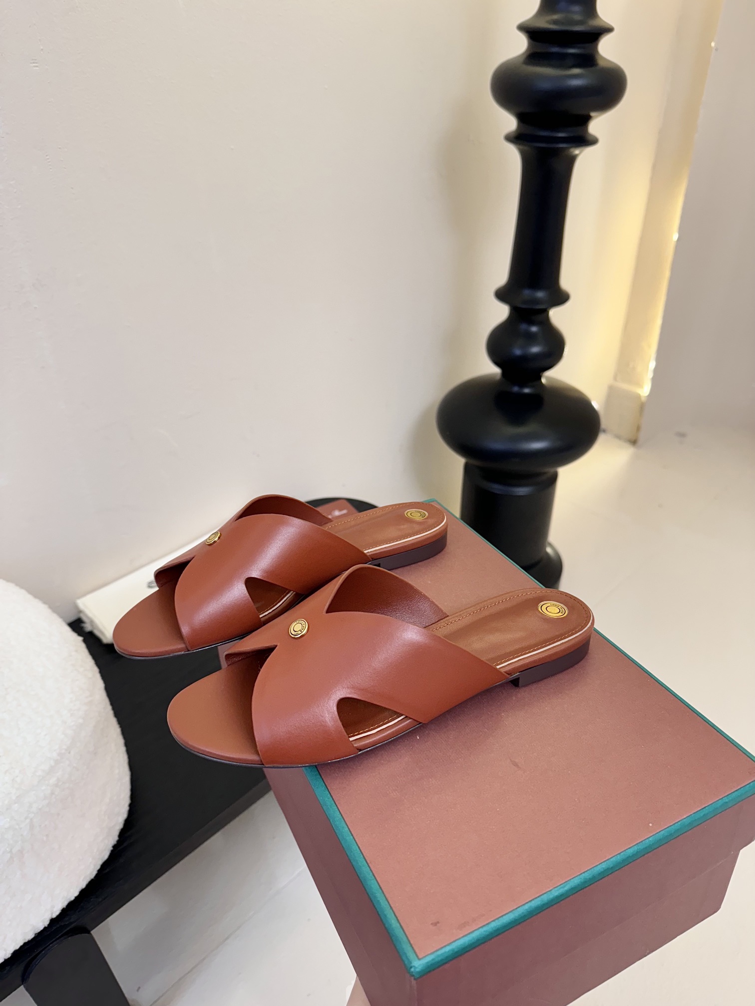 
Loropiana 25ss 新款 拖鞋系列

LP一直是以好穿舒适为主的设计风格 这几年老钱风穿搭超