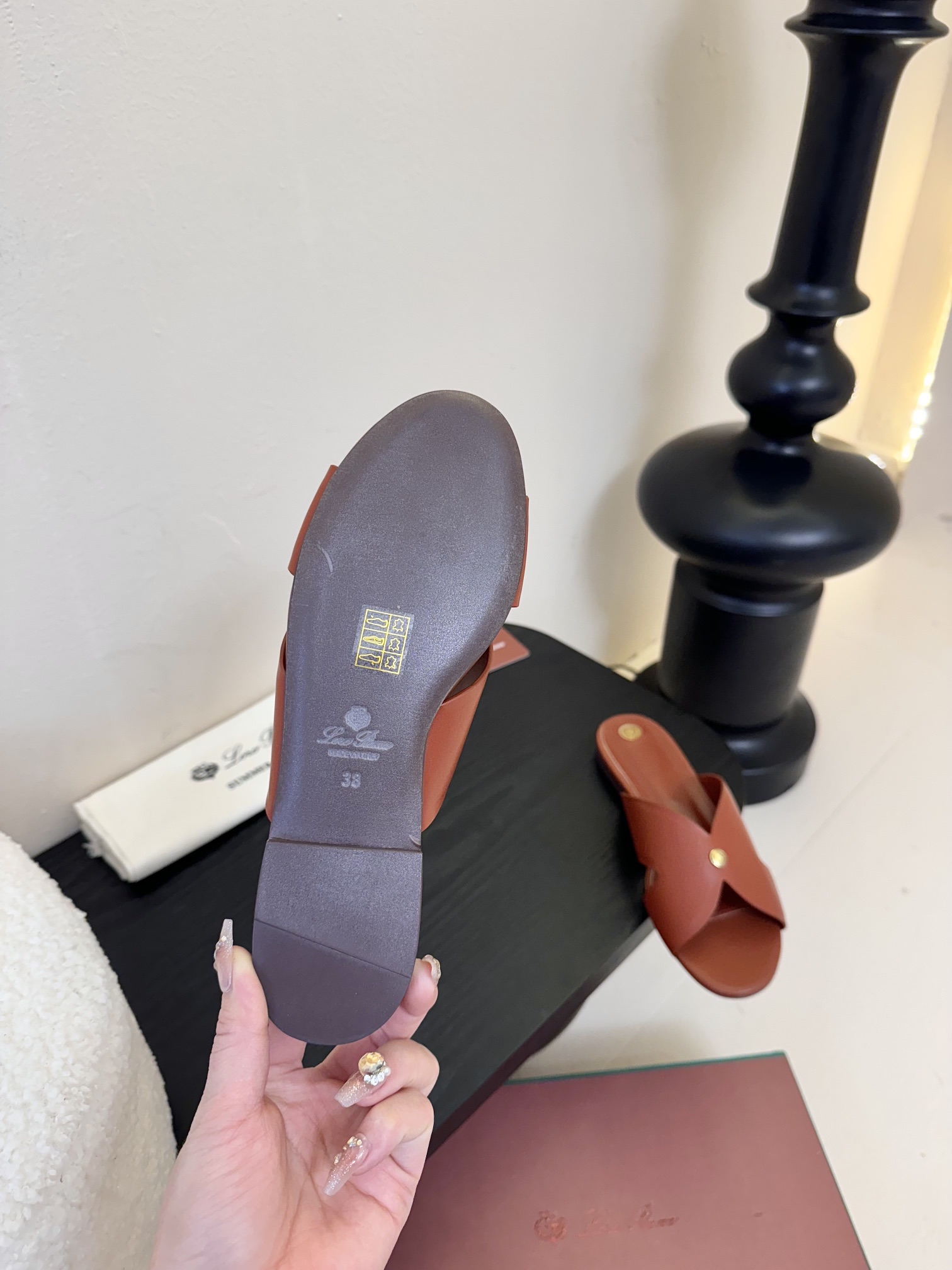 
Loropiana 25ss 新款 拖鞋系列

LP一直是以好穿舒适为主的设计风格 这几年老钱风穿搭超