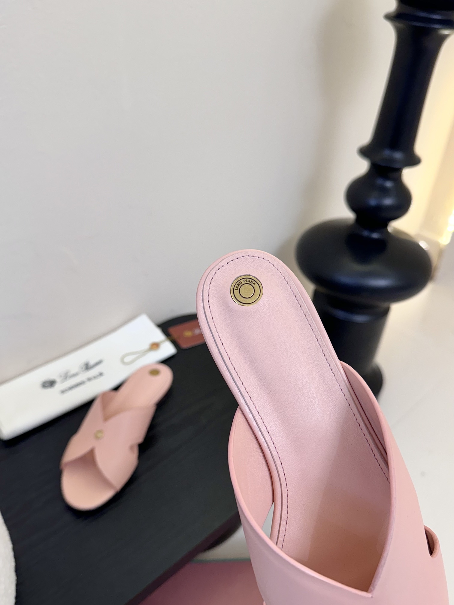 
Loropiana 25ss 新款 拖鞋系列

LP一直是以好穿舒适为主的设计风格 这几年老钱风穿搭超