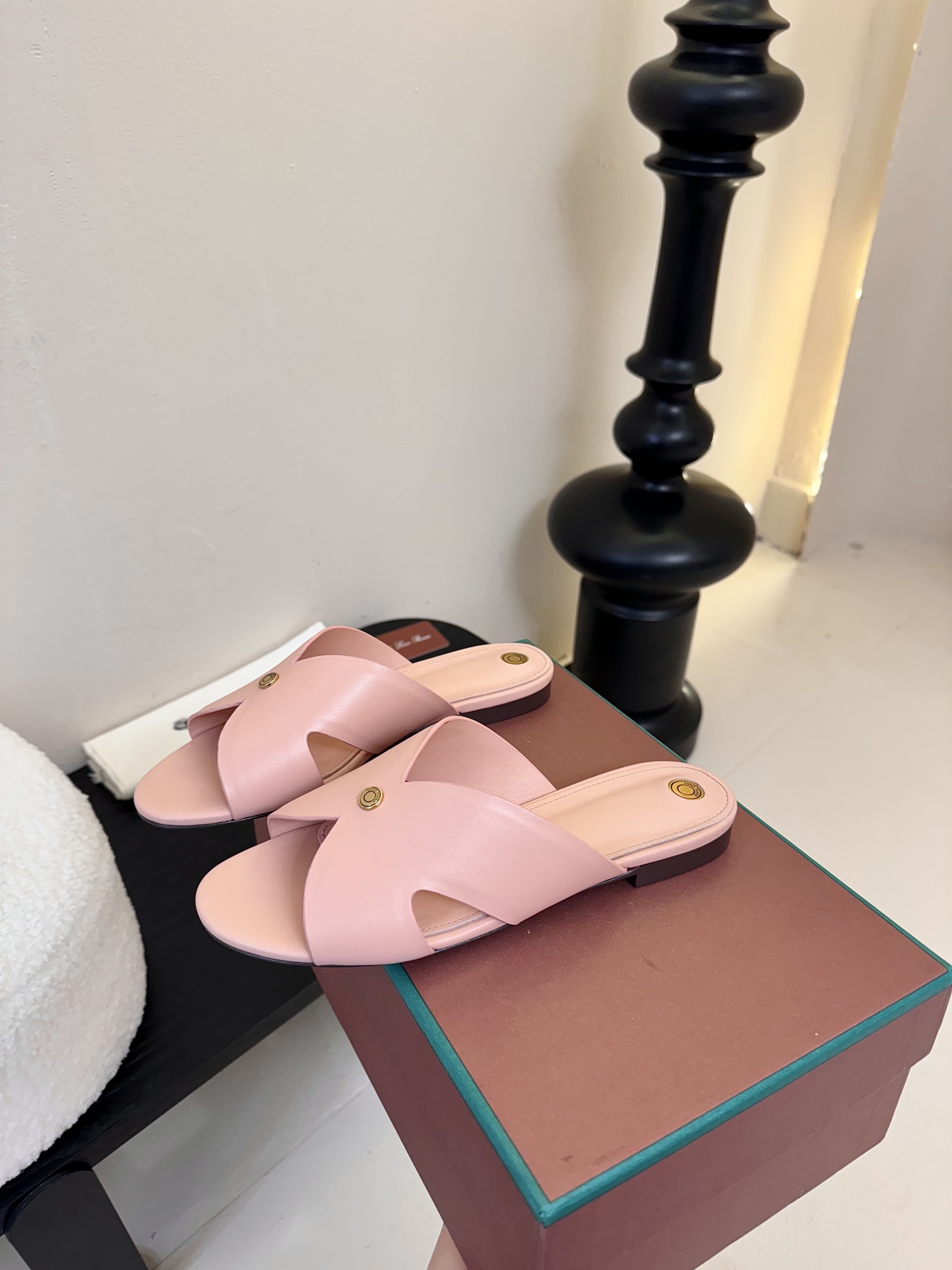 
Loropiana 25ss 新款 拖鞋系列

LP一直是以好穿舒适为主的设计风格 这几年老钱风穿搭超