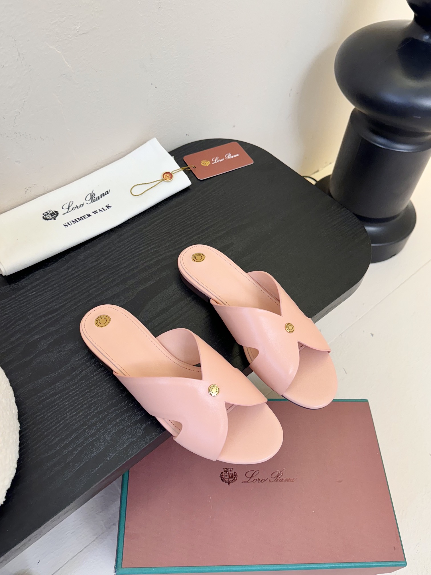 
Loropiana 25ss 新款 拖鞋系列

LP一直是以好穿舒适为主的设计风格 这几年老钱风穿搭超