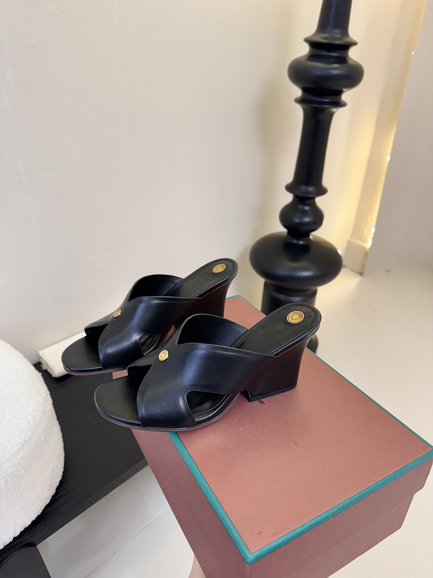 
Loropiana 25ss 新款 拖鞋系列

LP一直是以好穿舒适为主的设计风格 这几年老钱风穿搭超
