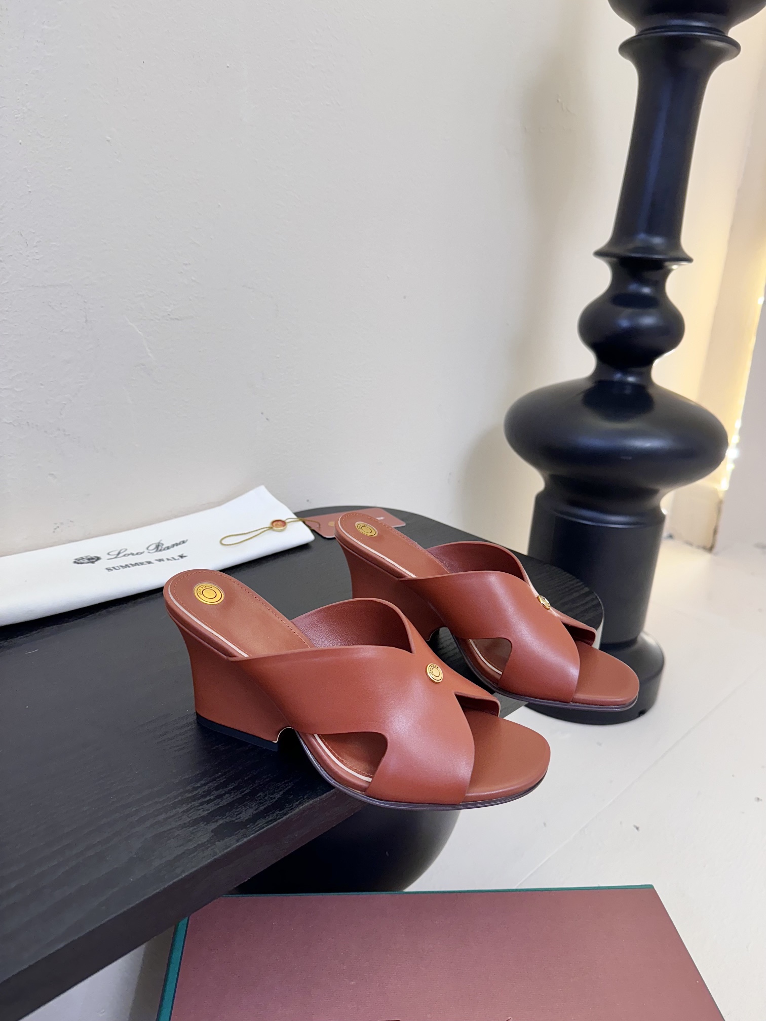 
Loropiana 25ss 新款 拖鞋系列

LP一直是以好穿舒适为主的设计风格 这几年老钱风穿搭超