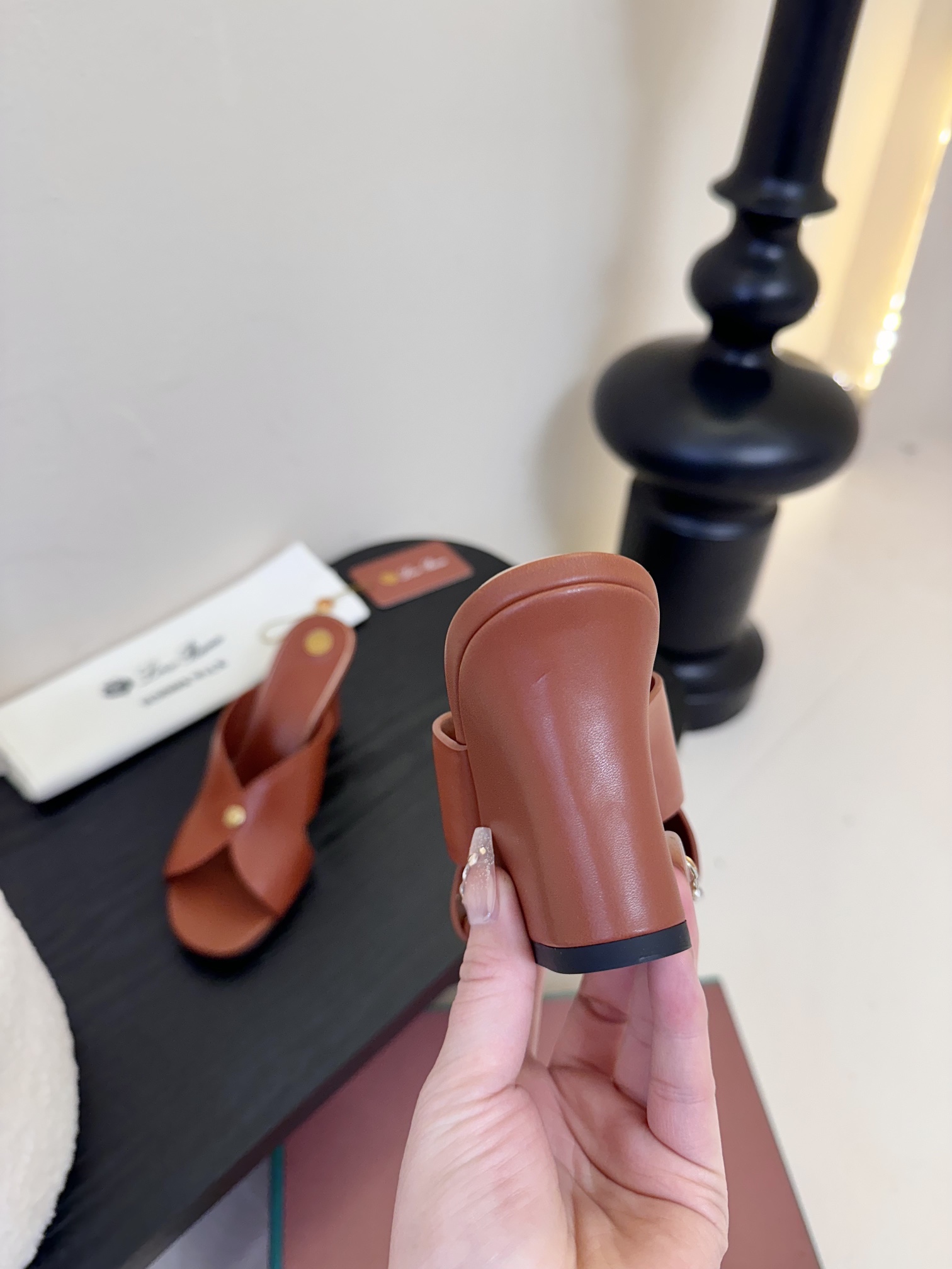 
Loropiana 25ss 新款 拖鞋系列

LP一直是以好穿舒适为主的设计风格 这几年老钱风穿搭超