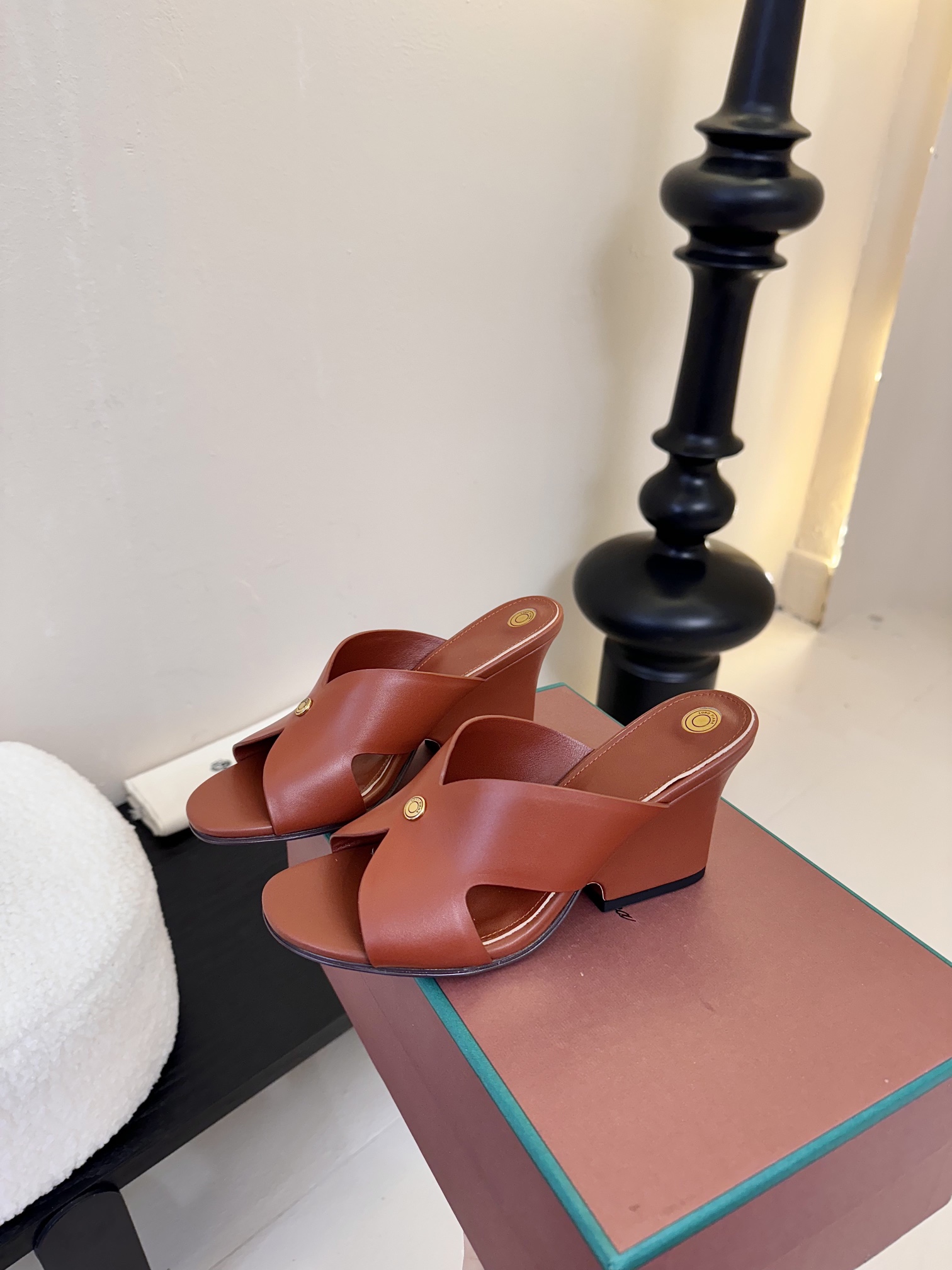 
Loropiana 25ss 新款 拖鞋系列

LP一直是以好穿舒适为主的设计风格 这几年老钱风穿搭超