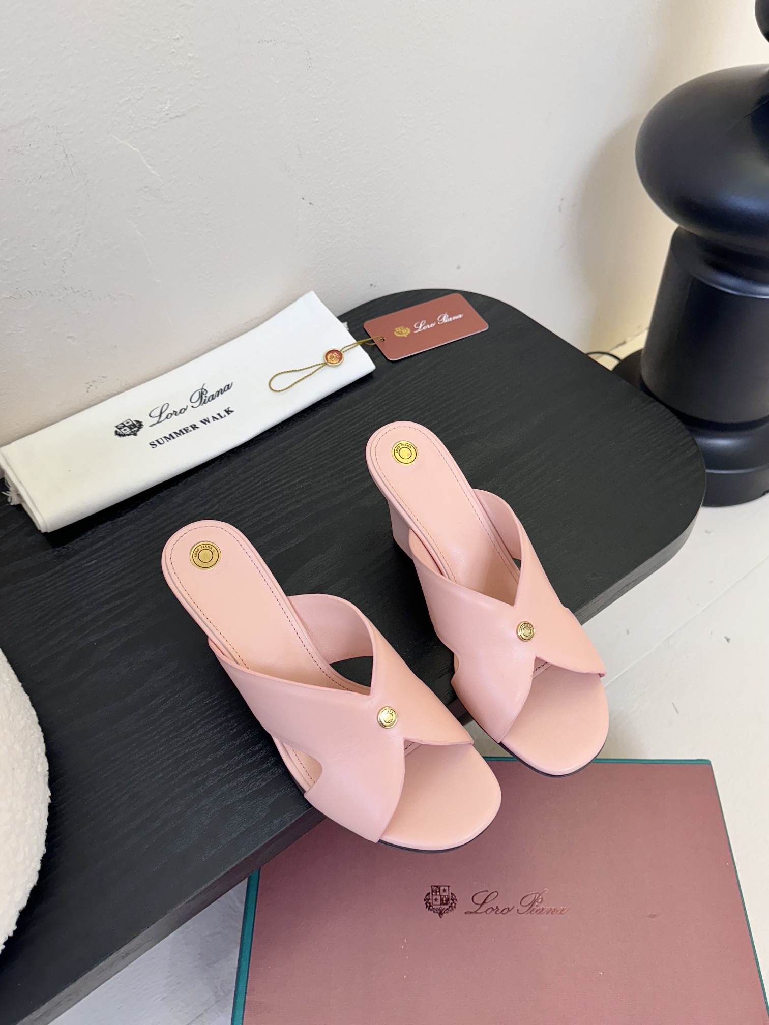 
Loropiana 25ss 新款 拖鞋系列

LP一直是以好穿舒适为主的设计风格 这几年老钱风穿搭超