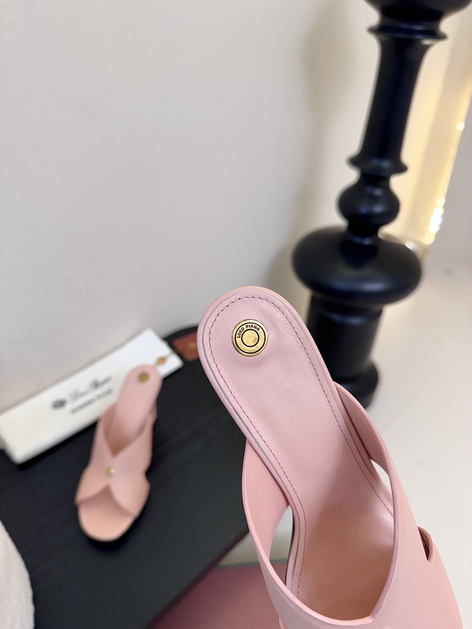 
Loropiana 25ss 新款 拖鞋系列

LP一直是以好穿舒适为主的设计风格 这几年老钱风穿搭超