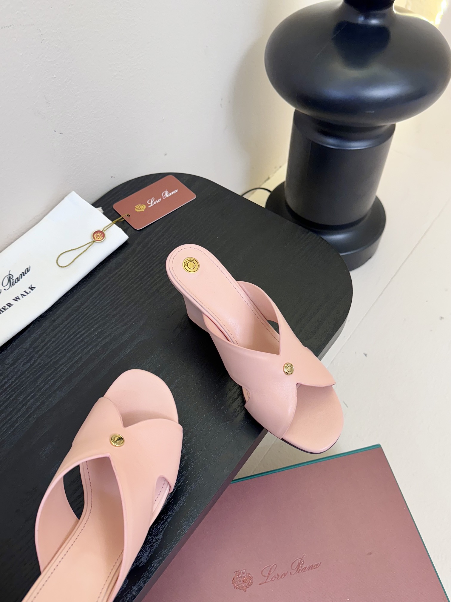 
Loropiana 25ss 新款 拖鞋系列

LP一直是以好穿舒适为主的设计风格 这几年老钱风穿搭超