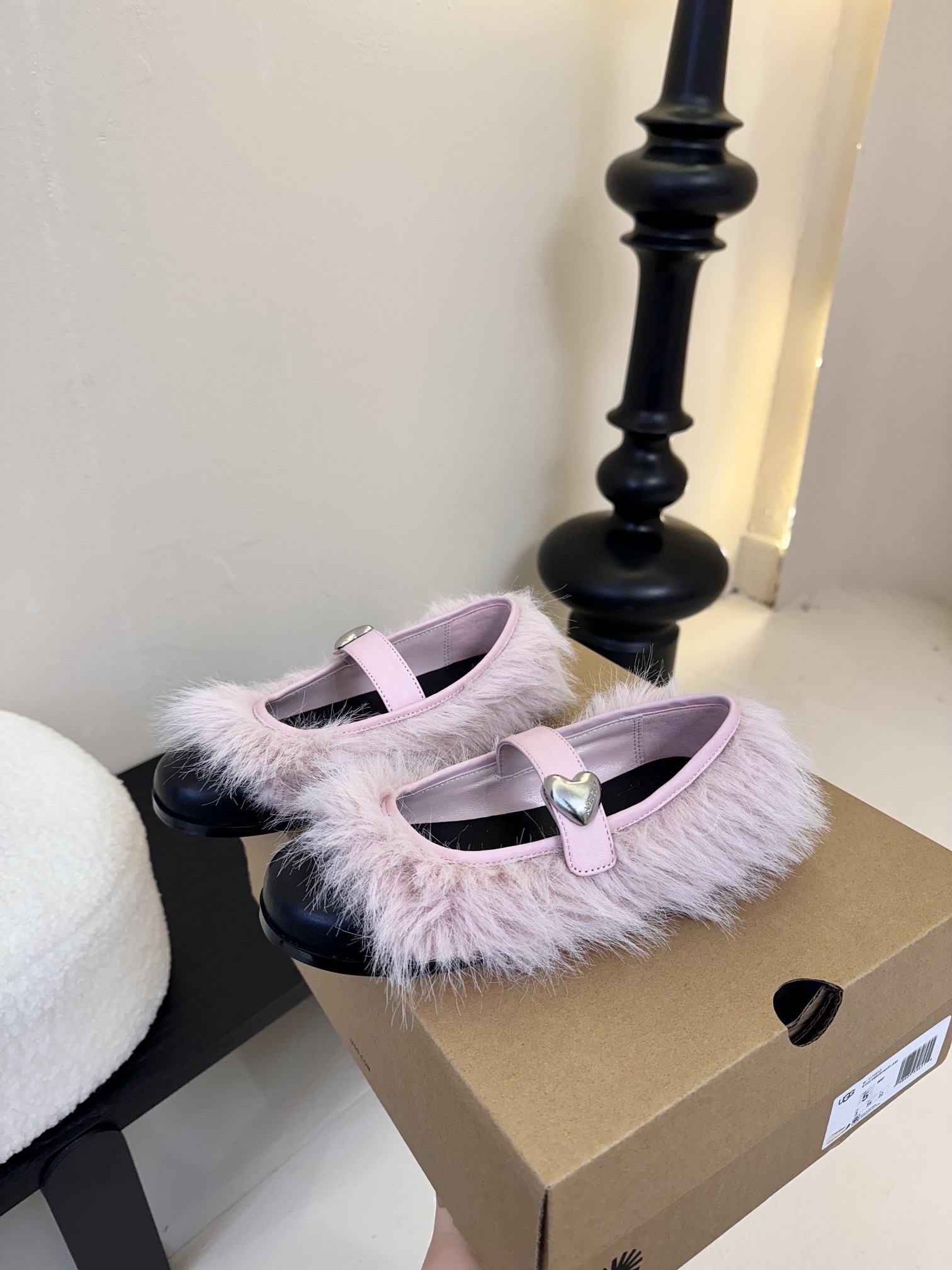 
UGG2025春夏最新走秀款玛丽珍休闲鞋
国内外博主刷爆的一款，小红书种草系列，复古又时髦上脚美炸了 