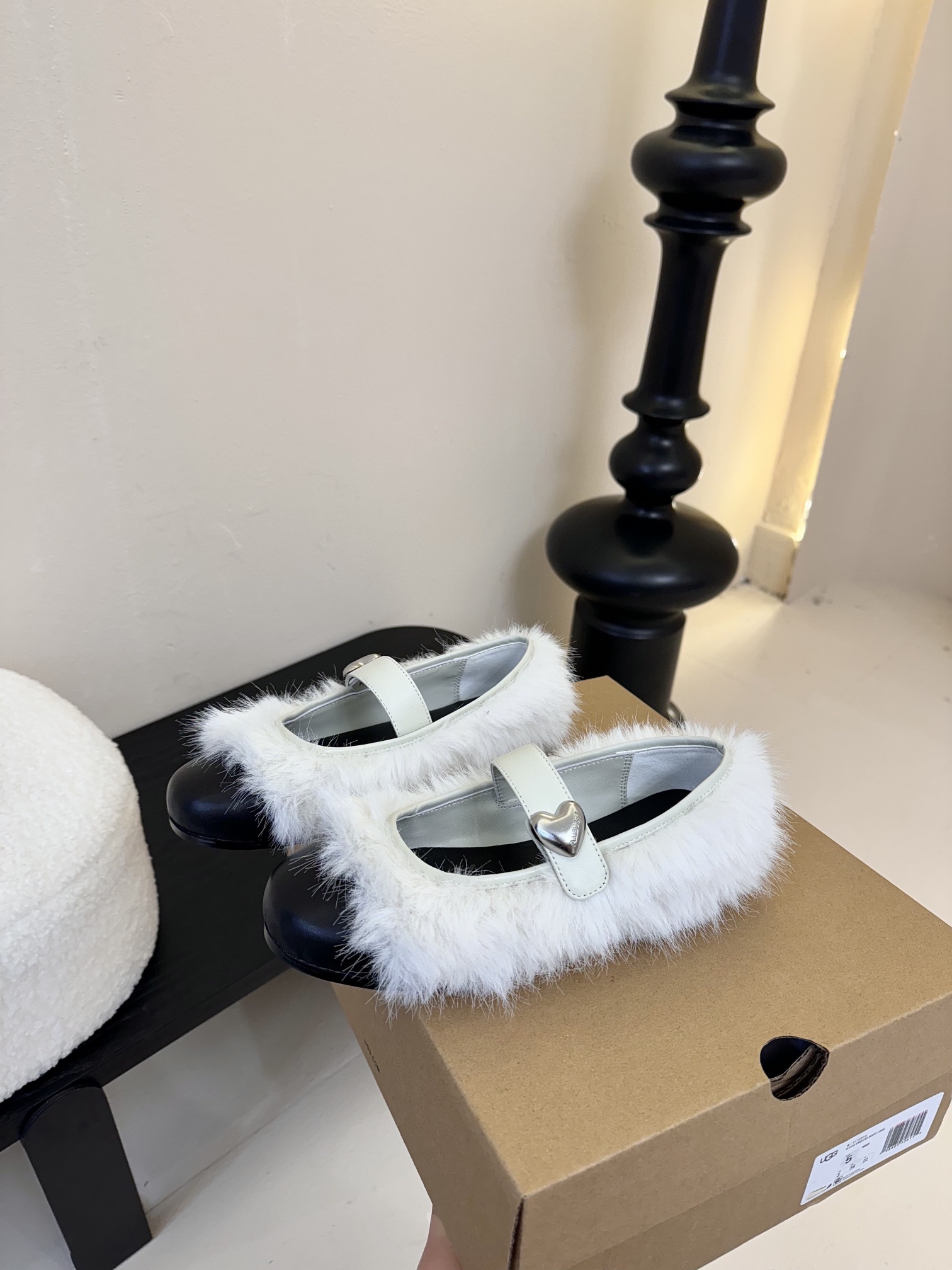 
UGG2025春夏最新走秀款玛丽珍休闲鞋
国内外博主刷爆的一款，小红书种草系列，复古又时髦上脚美炸了 