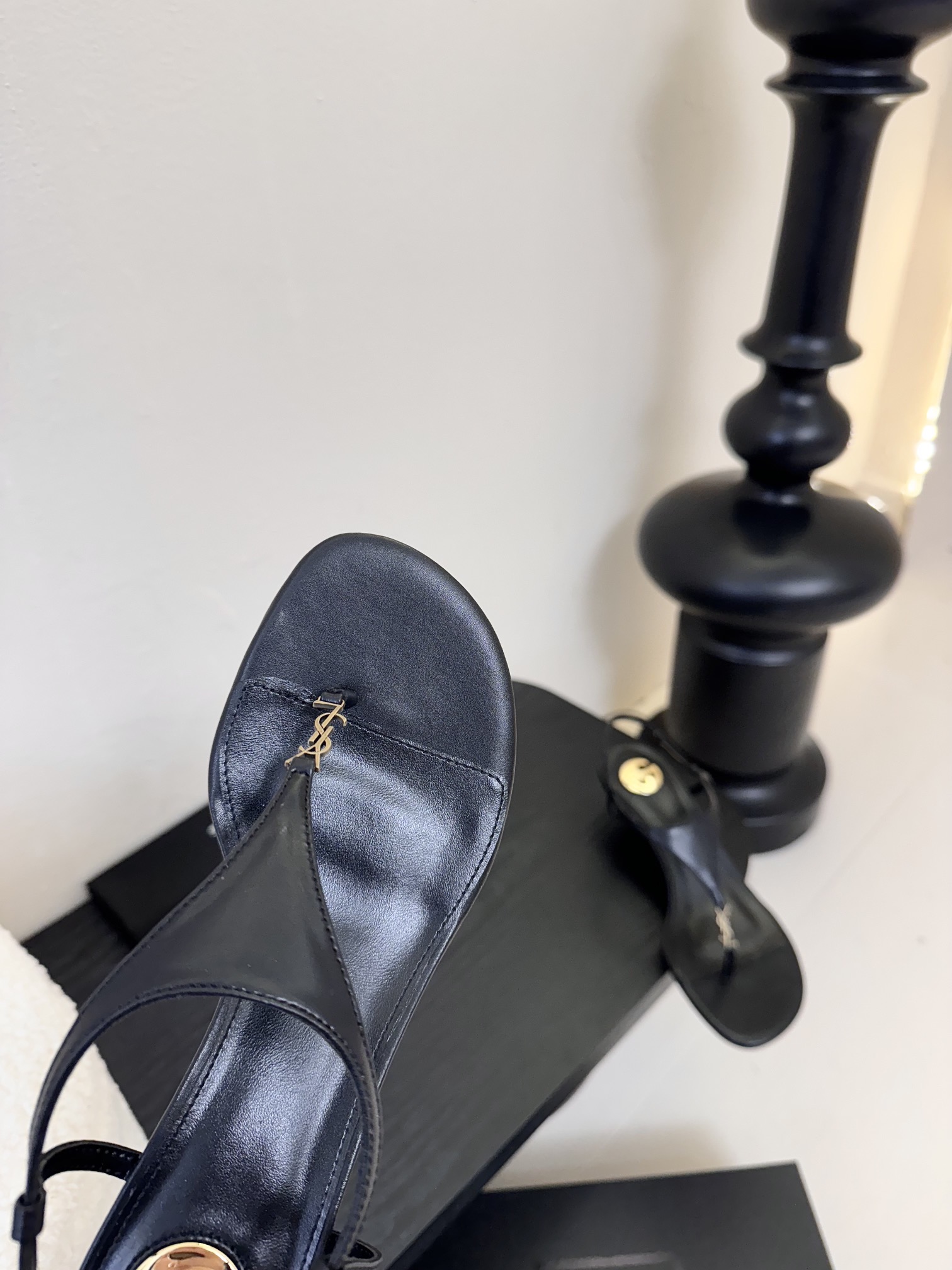 
Saint Lauren* 25ss YSL系带绑带坡跟凉鞋

把平底鞋做的那么有韵味也只有Ysl了 