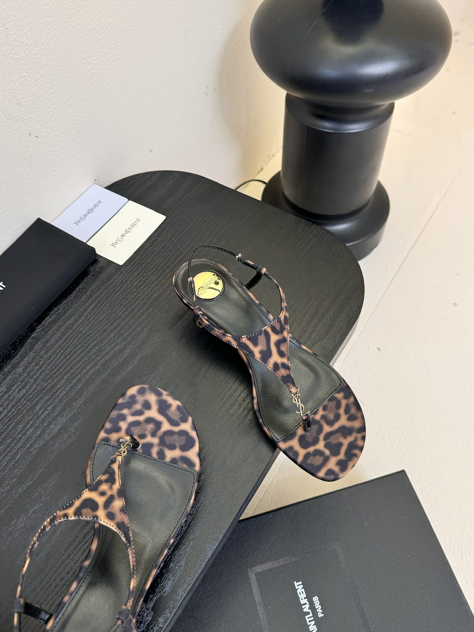 
Saint Lauren* 25ss YSL系带绑带坡跟凉鞋

把平底鞋做的那么有韵味也只有Ysl了 