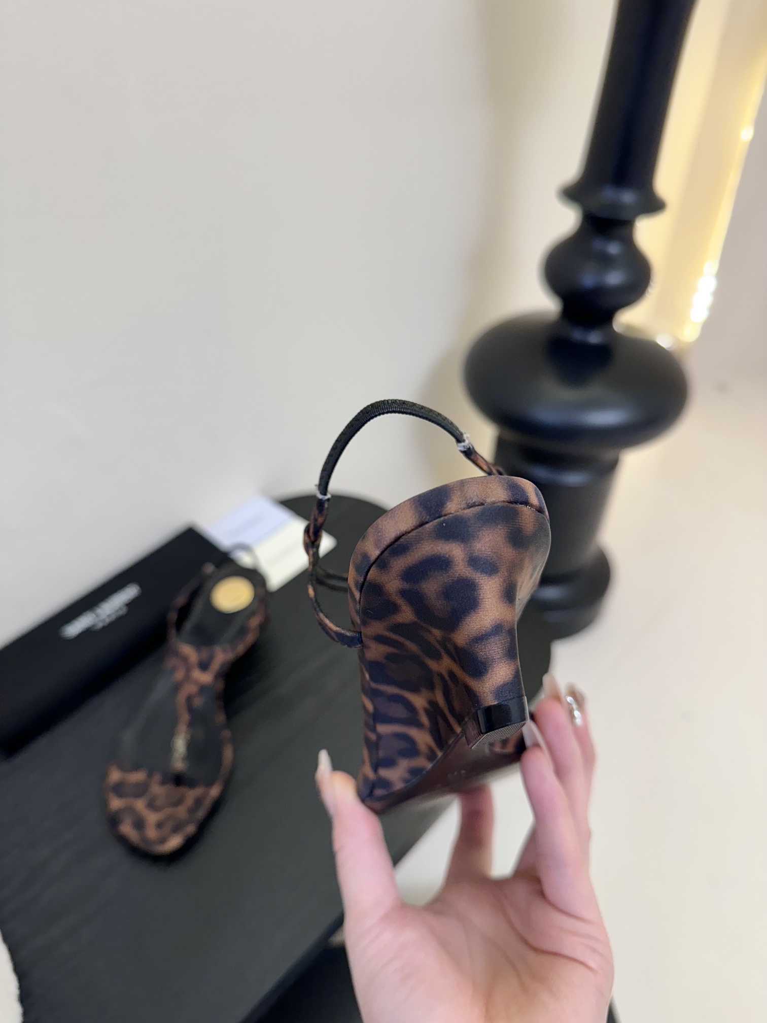
Saint Lauren* 25ss YSL系带绑带坡跟凉鞋

把平底鞋做的那么有韵味也只有Ysl了 