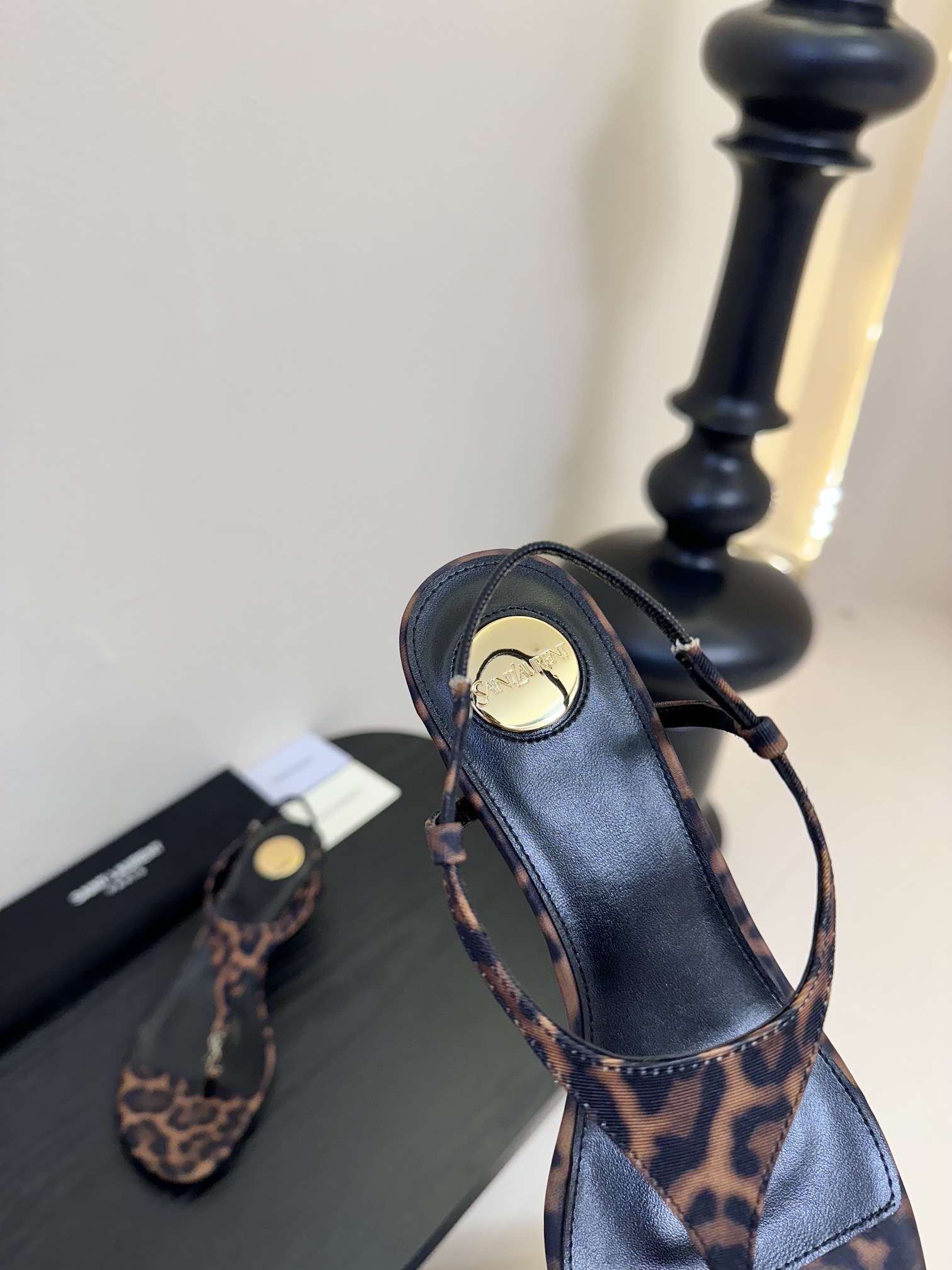 
Saint Lauren* 25ss YSL系带绑带坡跟凉鞋

把平底鞋做的那么有韵味也只有Ysl了 