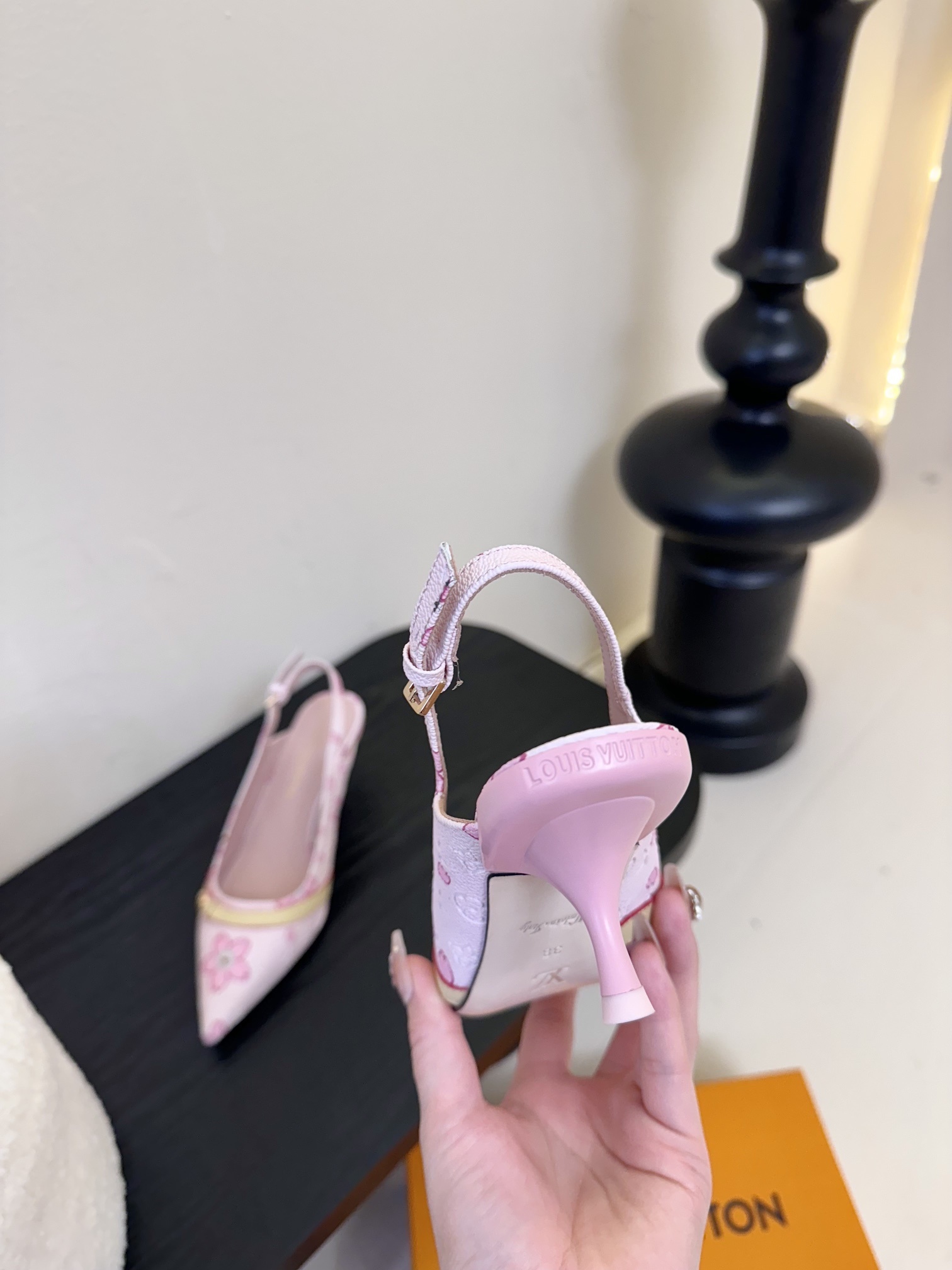 Louis Vuitton LV Swing ้ซ่ท้๐ฅๆ็ซๆๆฐ้ๅฑ่ท็ไธฝ็ๅ็ฉบ็ฒ่ทๅ้ๅญๆฏๆ ้ซ่ทๅ้