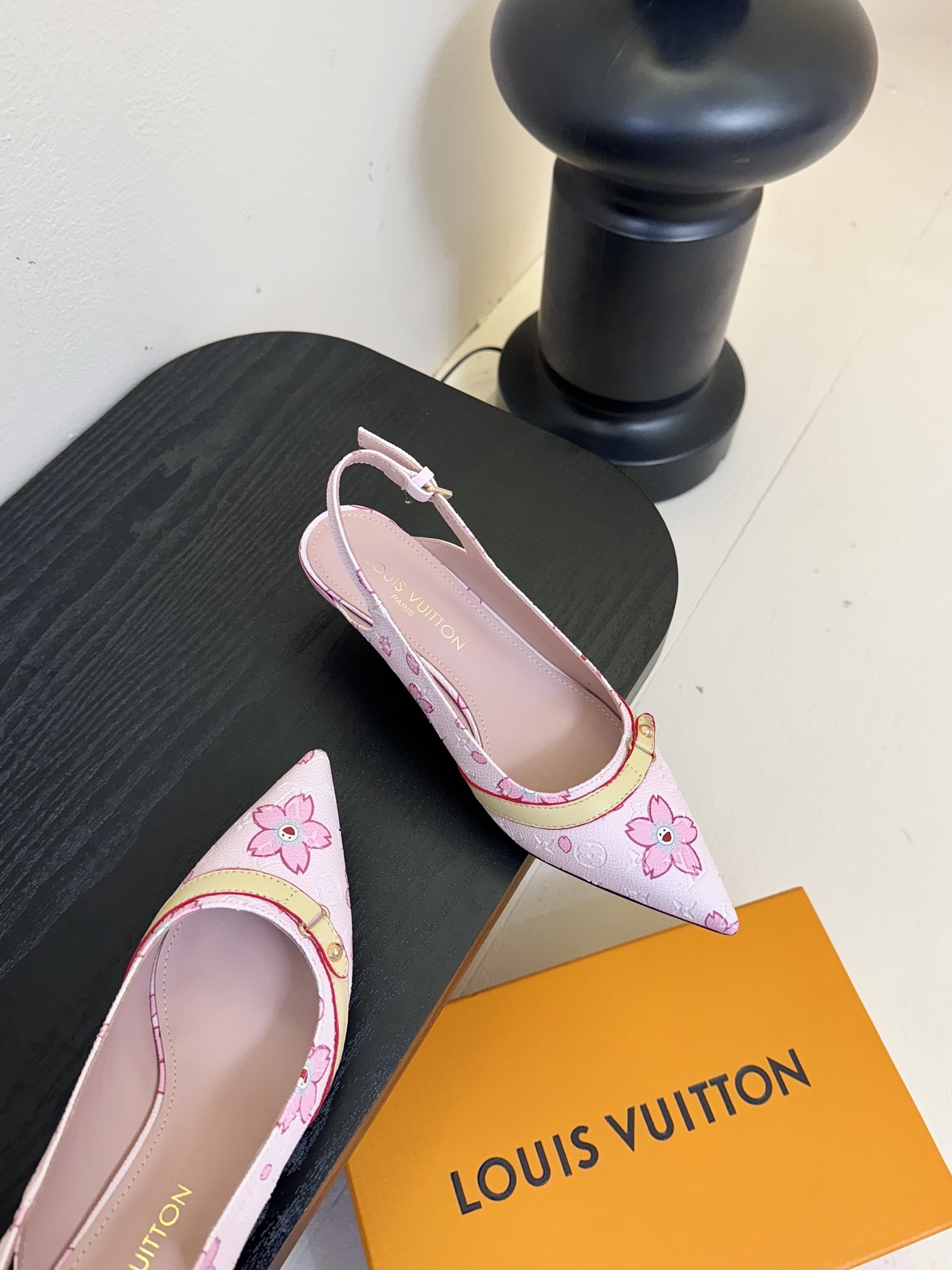 Louis Vuitton LV Swing ้ซ่ท้๐ฅๆ็ซๆๆฐ้ๅฑ่ท็ไธฝ็ๅ็ฉบ็ฒ่ทๅ้ๅญๆฏๆ ้ซ่ทๅ้