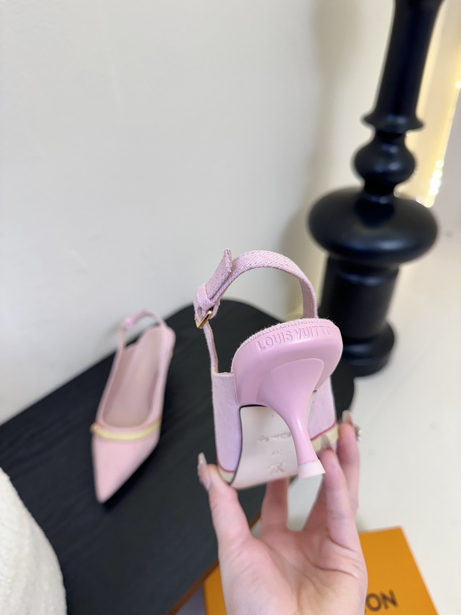 Louis Vuitton LV Swing ้ซ่ท้๐ฅๆ็ซๆๆฐ้ๅฑ่ท็ไธฝ็ๅ็ฉบ็ฒ่ทๅ้ๅญๆฏๆ ้ซ่ทๅ้