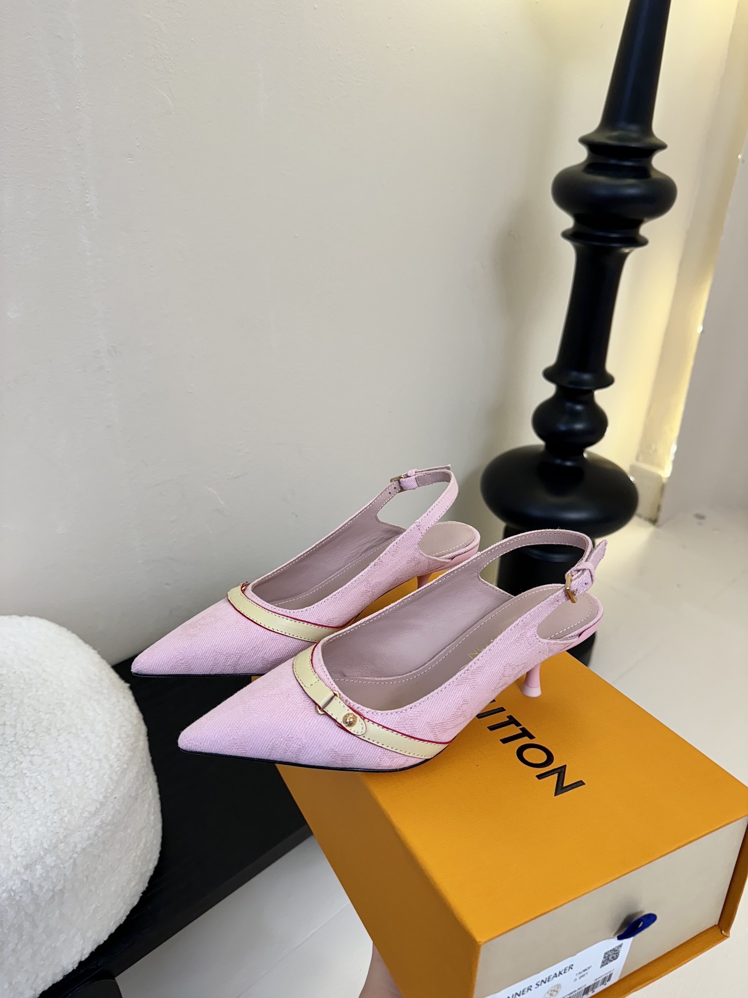 Louis Vuitton LV Swing ้ซ่ท้๐ฅๆ็ซๆๆฐ้ๅฑ่ท็ไธฝ็ๅ็ฉบ็ฒ่ทๅ้ๅญๆฏๆ ้ซ่ทๅ้