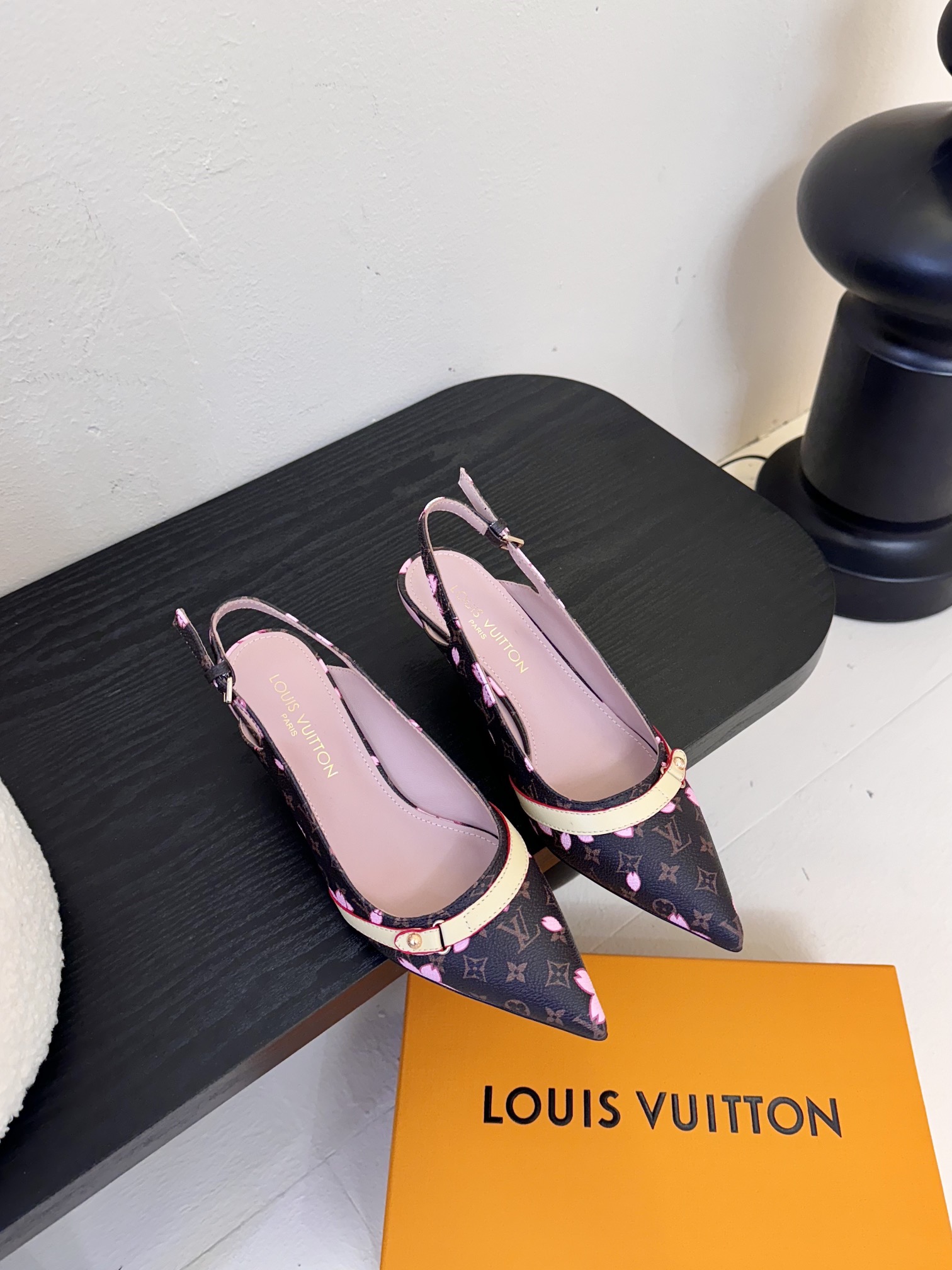 
Louis Vuitton LV Swing 高跟鞋🔥最火最新金属跟玛丽珍后空粗跟凉鞋字母标高跟单鞋
