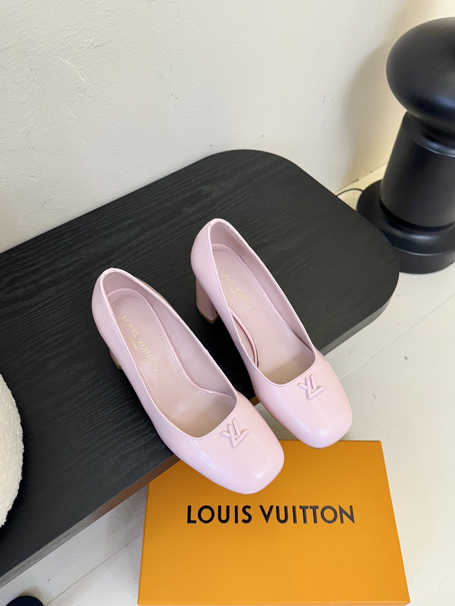 Louis Vuitton LV Swing ้ซ่ท้๐ฅๆ็ซๆๆฐ้ๅฑ่ท็ไธฝ็ๅ็ฉบ็ฒ่ทๅ้ๅญๆฏๆ ้ซ่ทๅ้