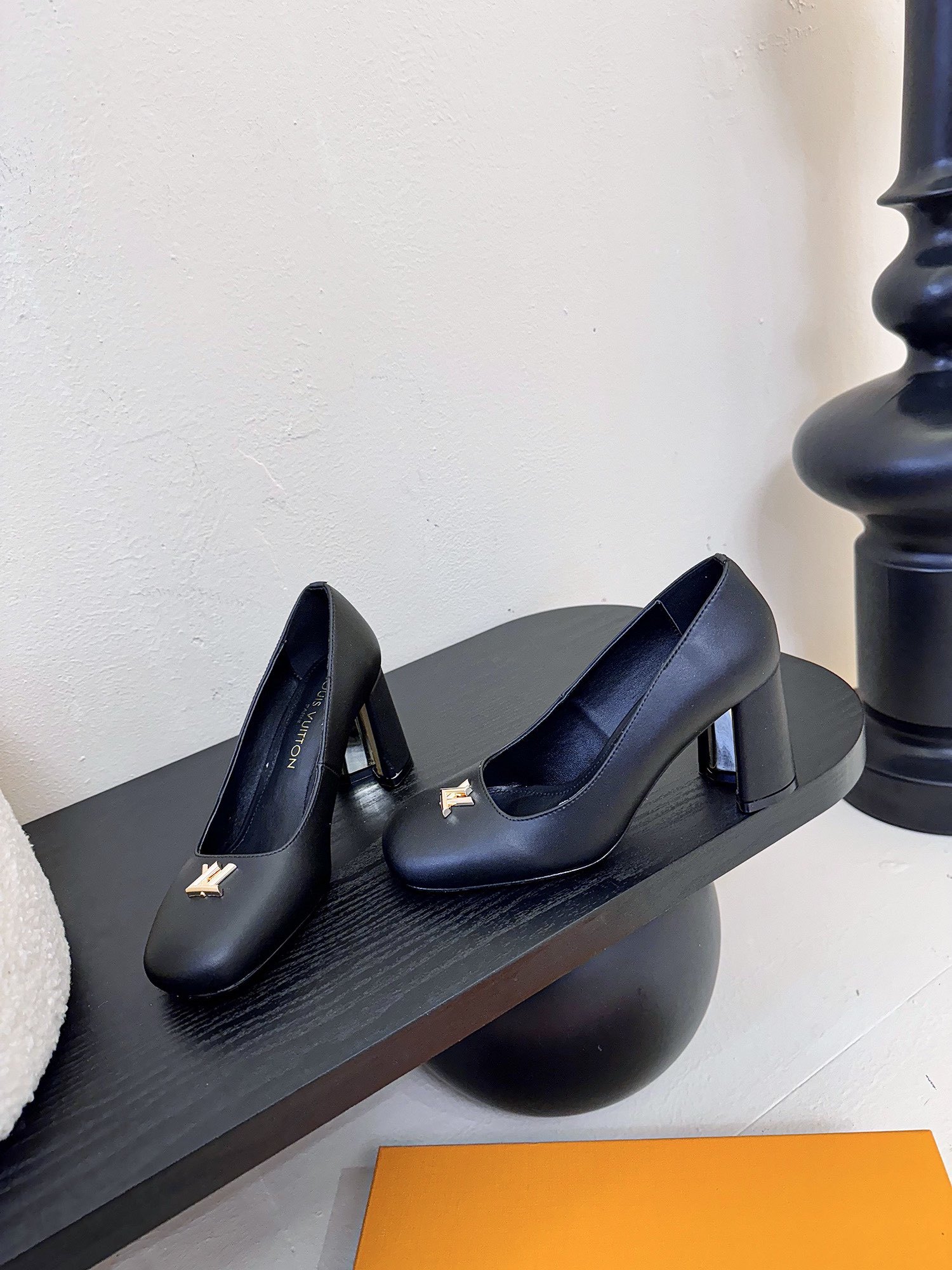 Louis Vuitton LV Swing ้ซ่ท้๐ฅๆ็ซๆๆฐ้ๅฑ่ท็ไธฝ็ๅ็ฉบ็ฒ่ทๅ้ๅญๆฏๆ ้ซ่ทๅ้