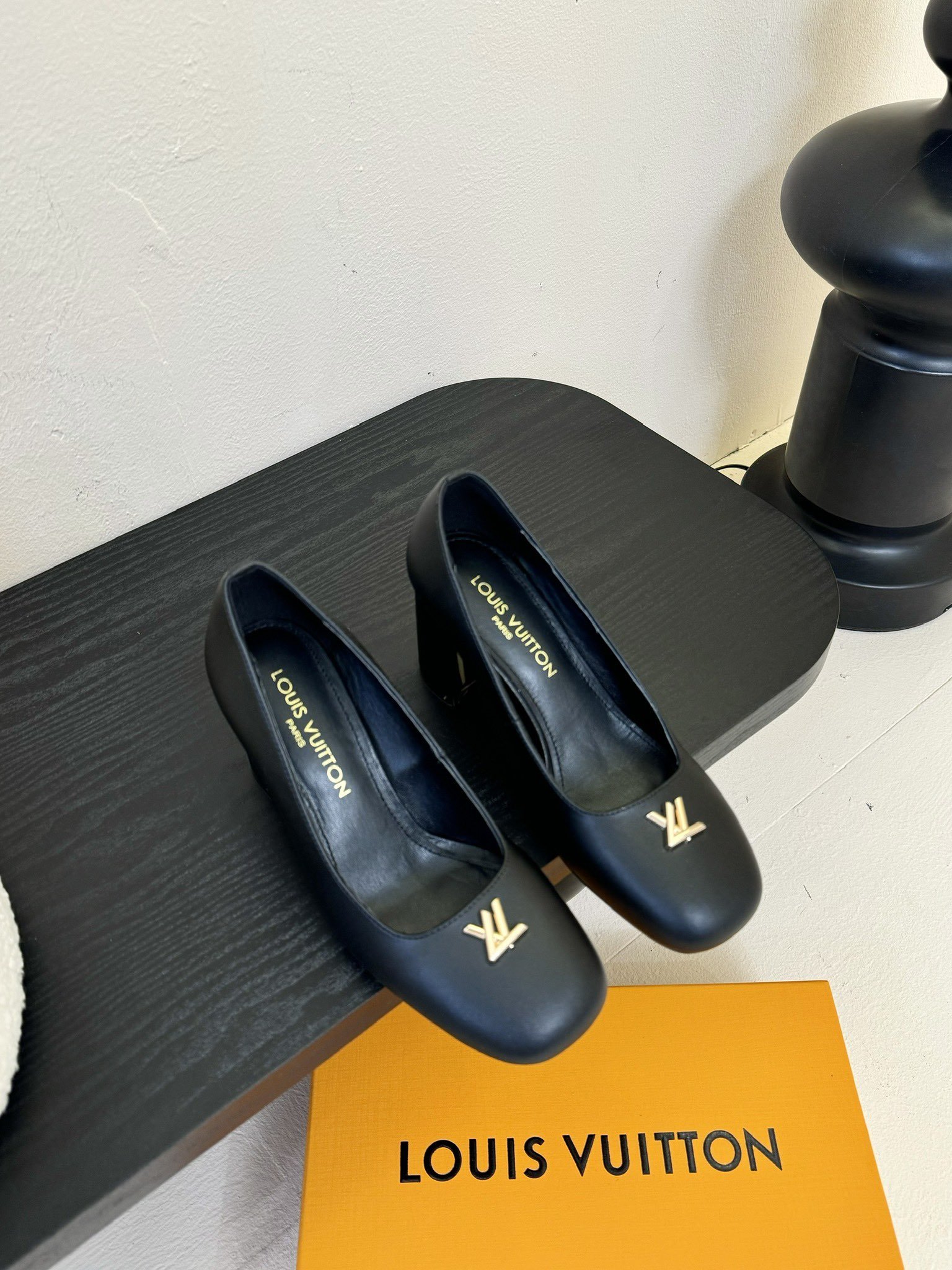 Louis Vuitton LV Swing ้ซ่ท้๐ฅๆ็ซๆๆฐ้ๅฑ่ท็ไธฝ็ๅ็ฉบ็ฒ่ทๅ้ๅญๆฏๆ ้ซ่ทๅ้