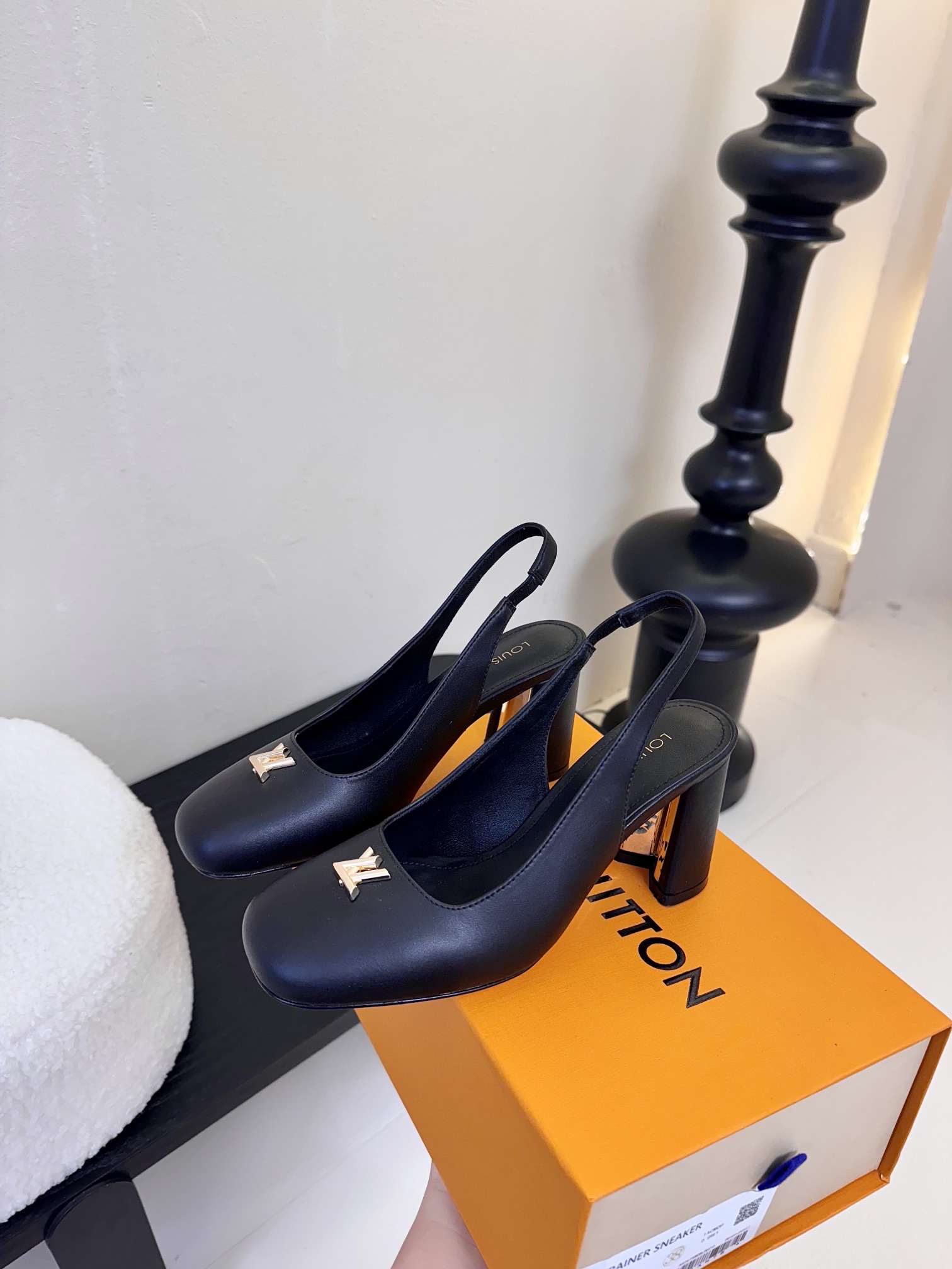 
Louis Vuitton LV Swing 高跟鞋🔥最火最新金属跟玛丽珍后空粗跟凉鞋字母标高跟单鞋
