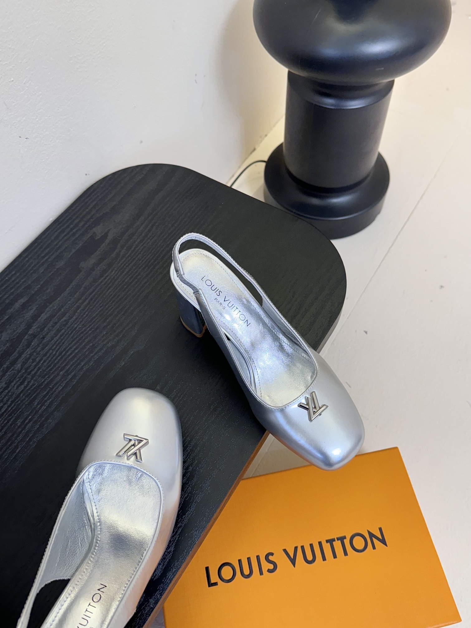 Louis Vuitton LV Swing ้ซ่ท้๐ฅๆ็ซๆๆฐ้ๅฑ่ท็ไธฝ็ๅ็ฉบ็ฒ่ทๅ้ๅญๆฏๆ ้ซ่ทๅ้