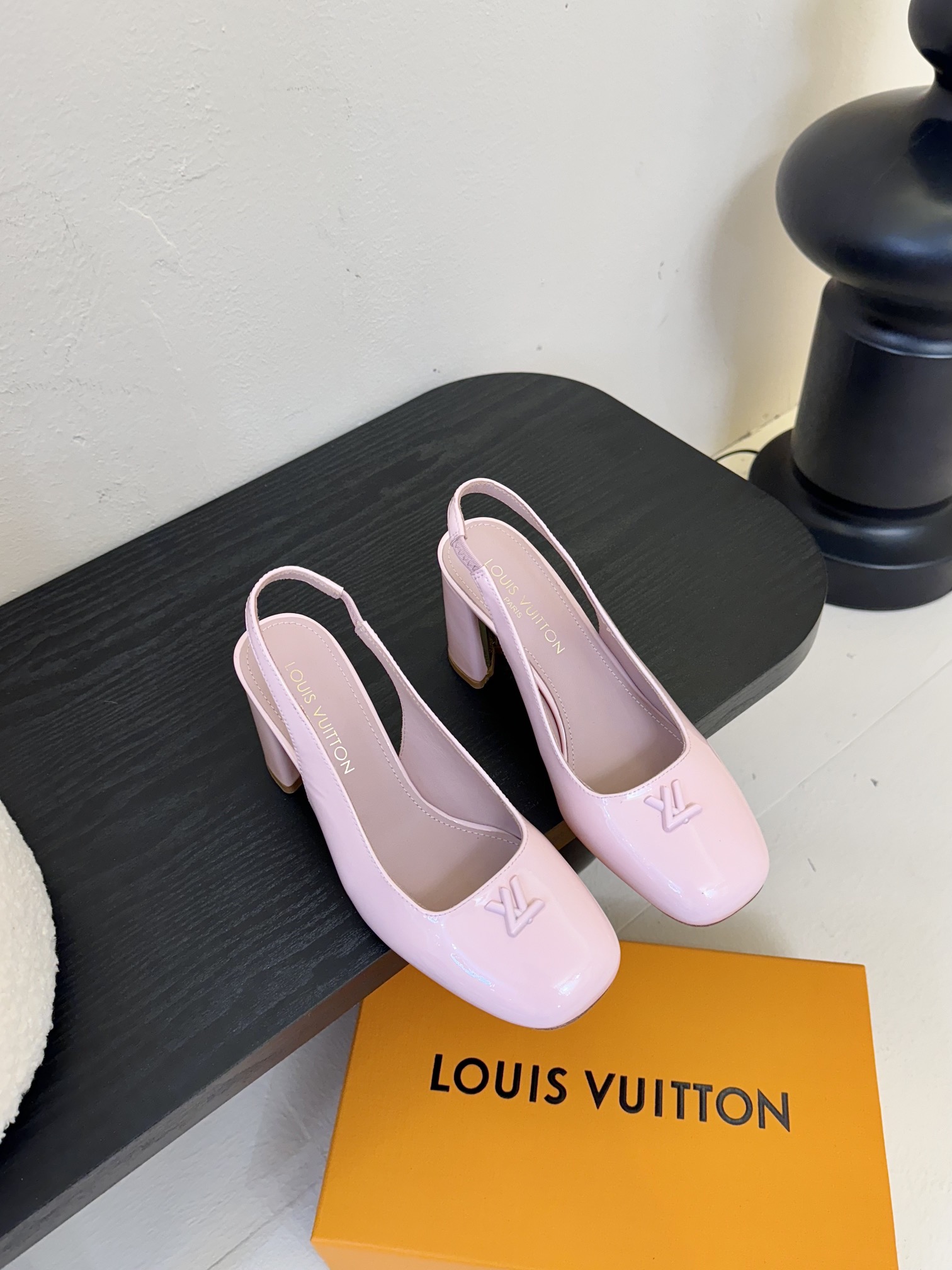 
Louis Vuitton LV Swing 高跟鞋🔥最火最新金属跟玛丽珍后空粗跟凉鞋字母标高跟单鞋

