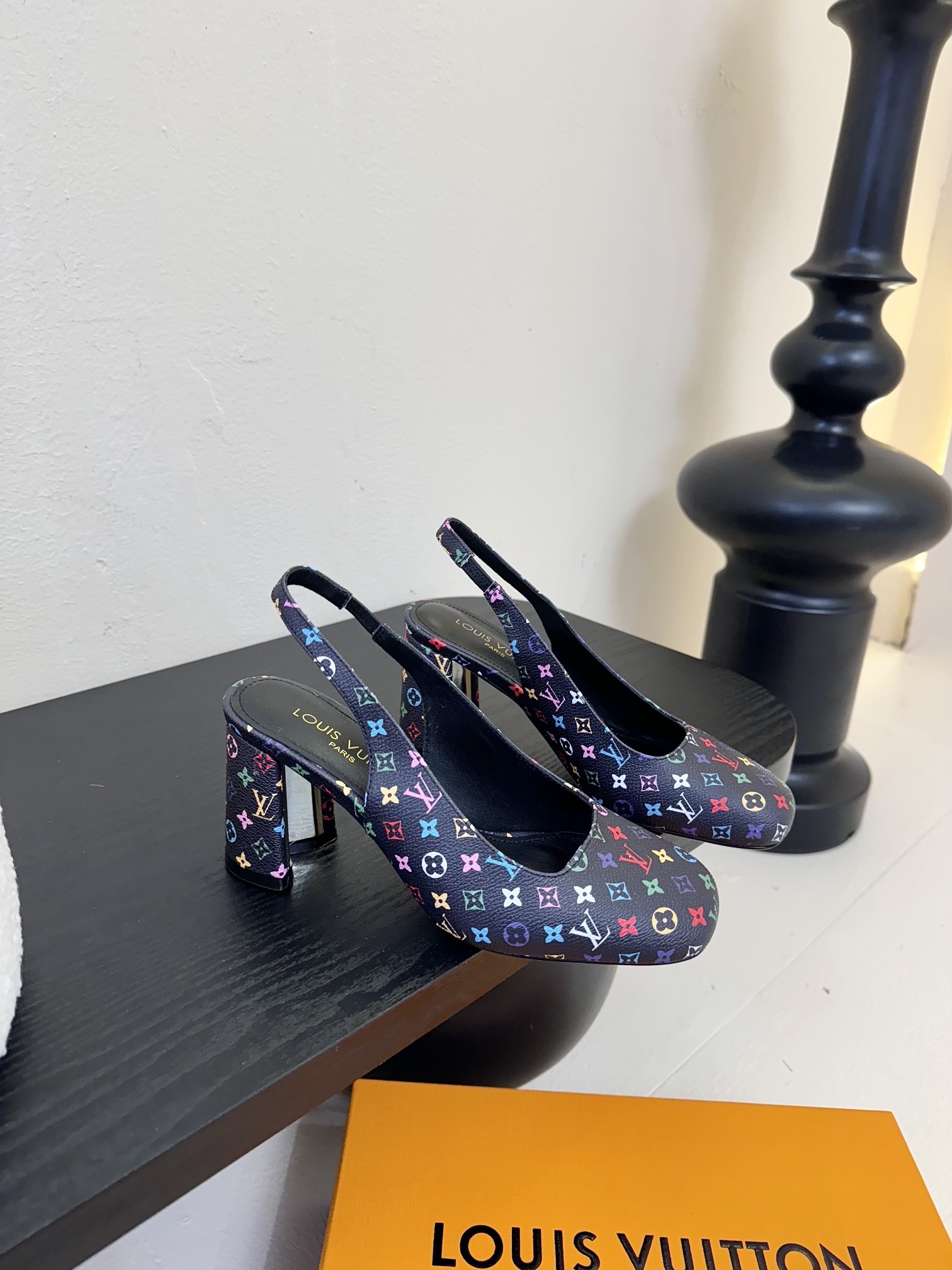 Louis Vuitton LV Swing ้ซ่ท้๐ฅๆ็ซๆๆฐ้ๅฑ่ท็ไธฝ็ๅ็ฉบ็ฒ่ทๅ้ๅญๆฏๆ ้ซ่ทๅ้