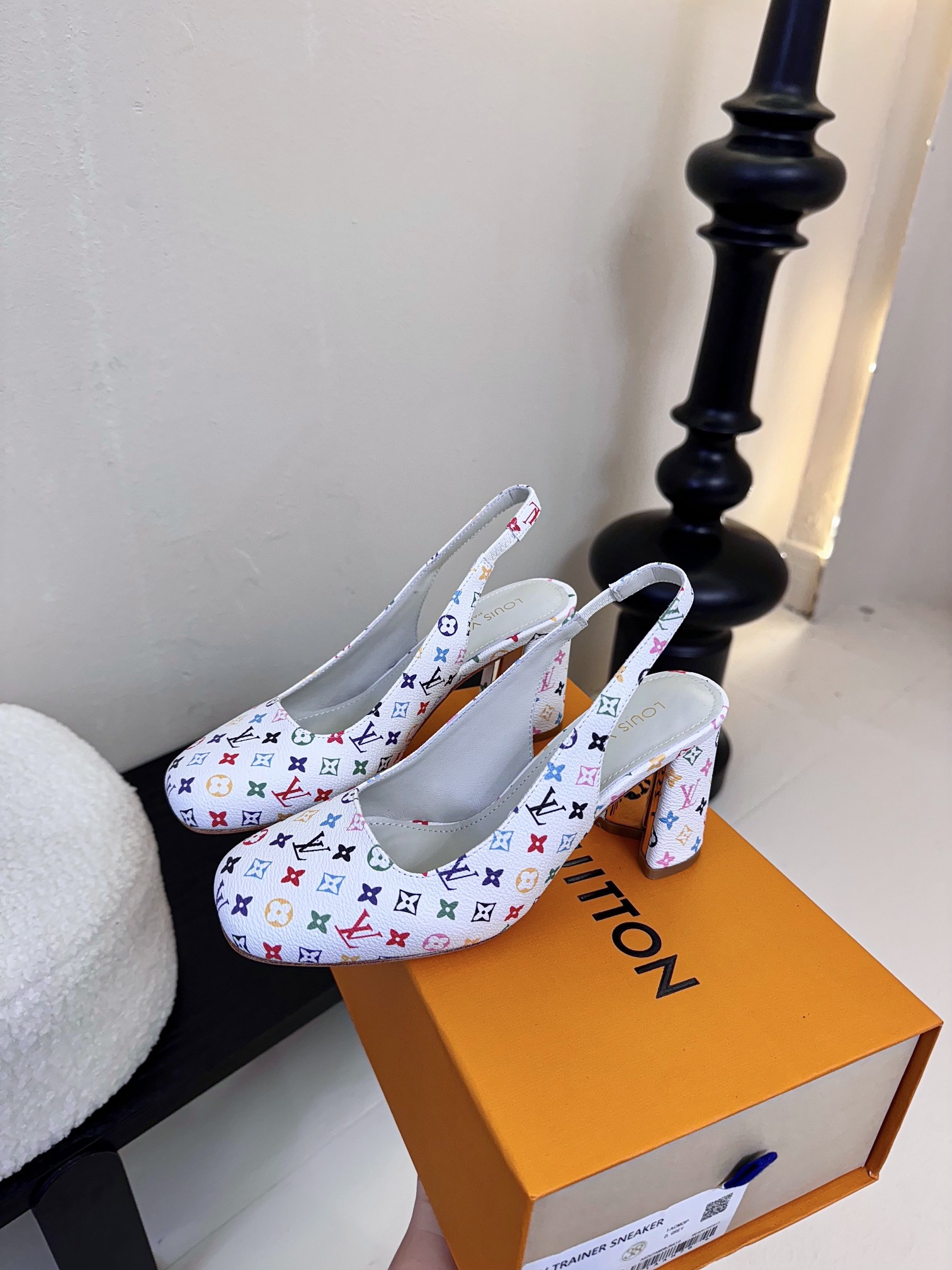 Louis Vuitton LV Swing ้ซ่ท้๐ฅๆ็ซๆๆฐ้ๅฑ่ท็ไธฝ็ๅ็ฉบ็ฒ่ทๅ้ๅญๆฏๆ ้ซ่ทๅ้