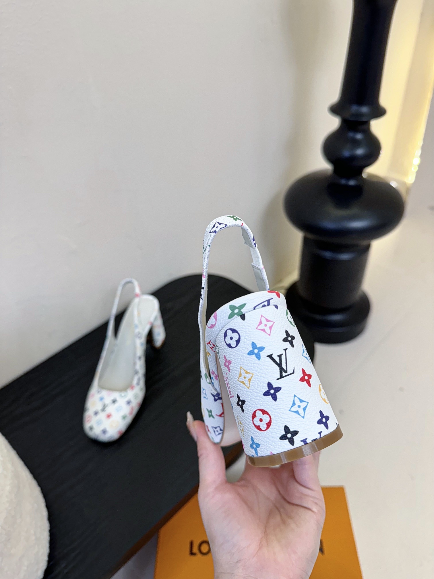 Louis Vuitton LV Swing ้ซ่ท้๐ฅๆ็ซๆๆฐ้ๅฑ่ท็ไธฝ็ๅ็ฉบ็ฒ่ทๅ้ๅญๆฏๆ ้ซ่ทๅ้