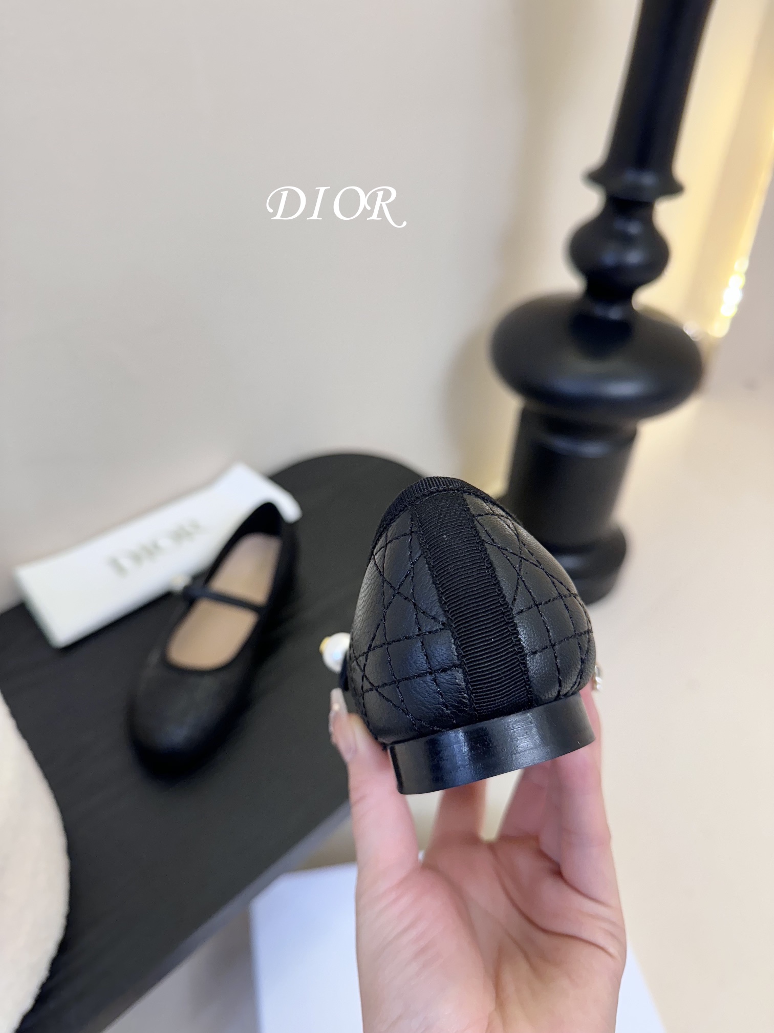 
dio* CD家2025早春珍珠玛丽珍鞋

优雅 气质 经典 大气 太多名词可形容这个鞋 迪奥还是迪奥