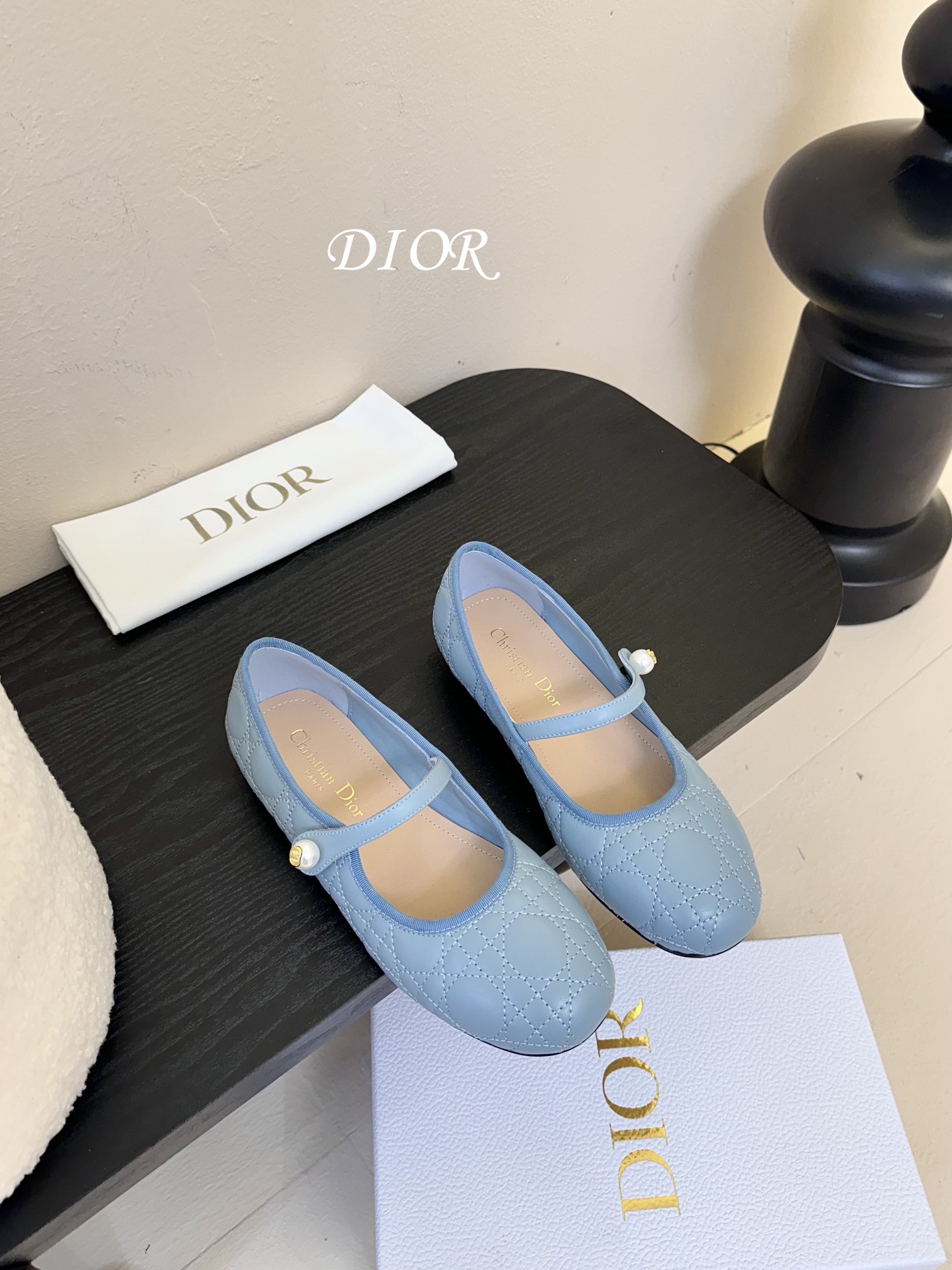 
dio* CD家2025早春珍珠玛丽珍鞋

优雅 气质 经典 大气 太多名词可形容这个鞋 迪奥还是迪奥