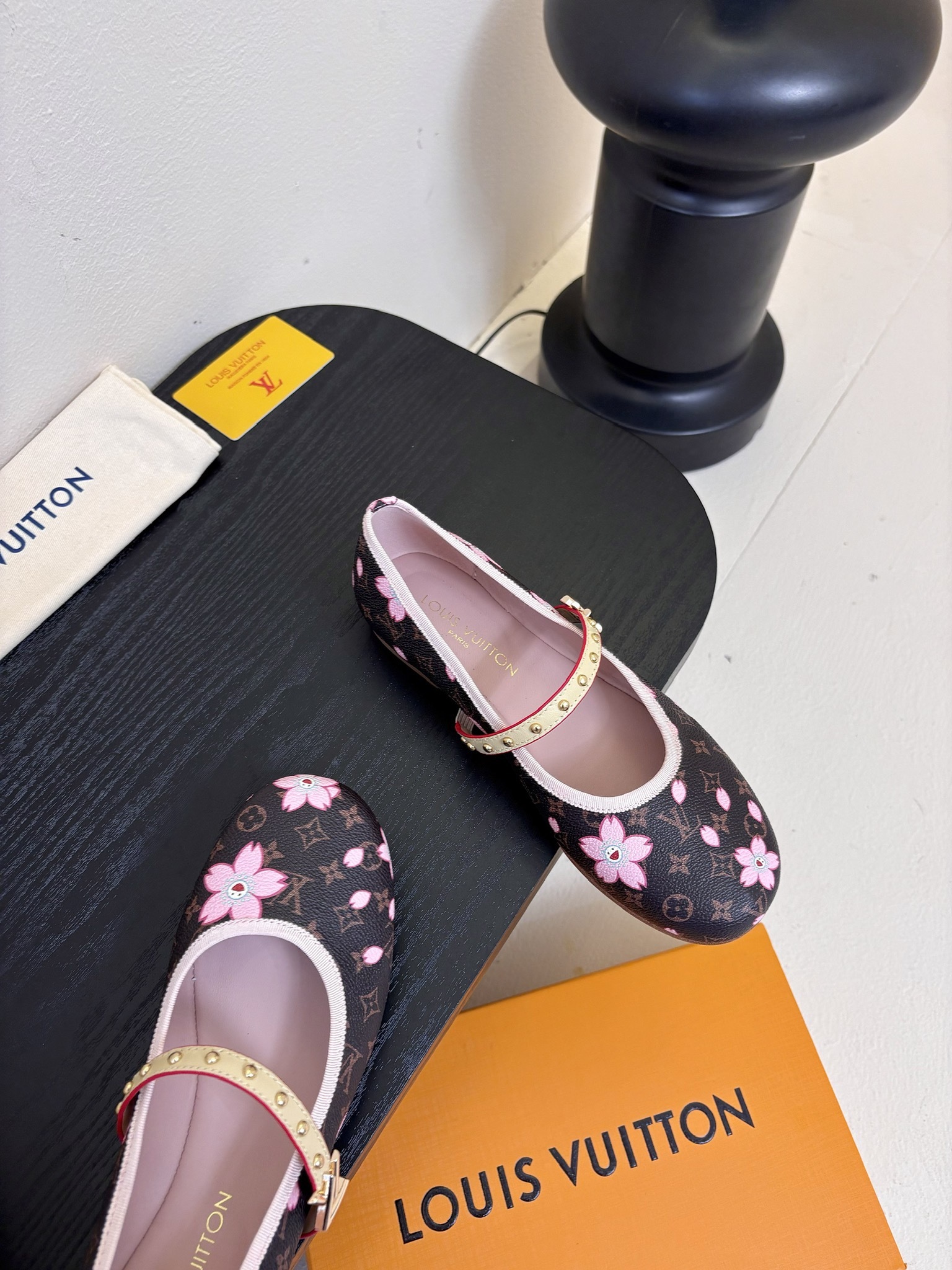 Louis Vuitton LV Swing ้ซ่ท้๐ฅๆ็ซๆๆฐ้ๅฑ่ท็ไธฝ็ๅ็ฉบ็ฒ่ทๅ้ๅญๆฏๆ ้ซ่ทๅ้
