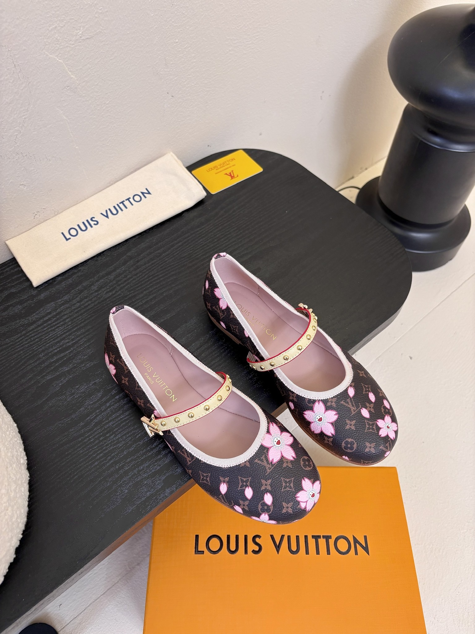 Louis Vuitton LV Swing ้ซ่ท้๐ฅๆ็ซๆๆฐ้ๅฑ่ท็ไธฝ็ๅ็ฉบ็ฒ่ทๅ้ๅญๆฏๆ ้ซ่ทๅ้