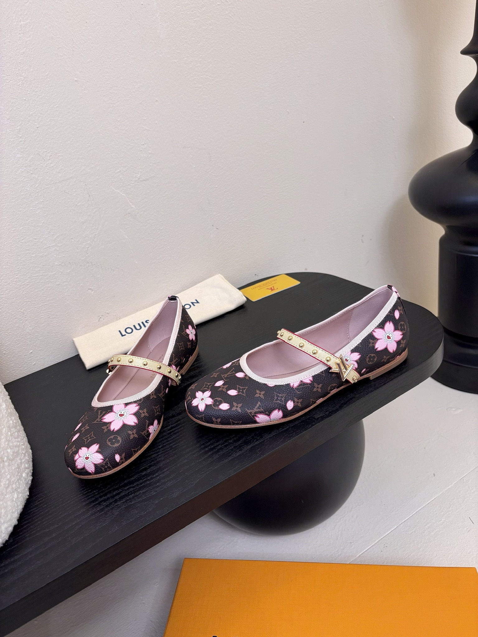 Louis Vuitton LV Swing ้ซ่ท้๐ฅๆ็ซๆๆฐ้ๅฑ่ท็ไธฝ็ๅ็ฉบ็ฒ่ทๅ้ๅญๆฏๆ ้ซ่ทๅ้