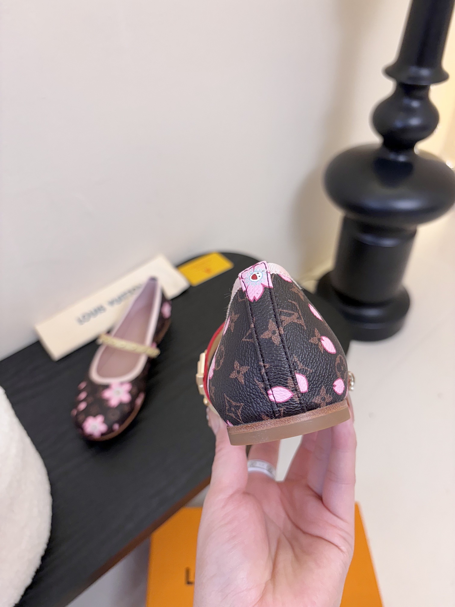Louis Vuitton LV Swing ้ซ่ท้๐ฅๆ็ซๆๆฐ้ๅฑ่ท็ไธฝ็ๅ็ฉบ็ฒ่ทๅ้ๅญๆฏๆ ้ซ่ทๅ้