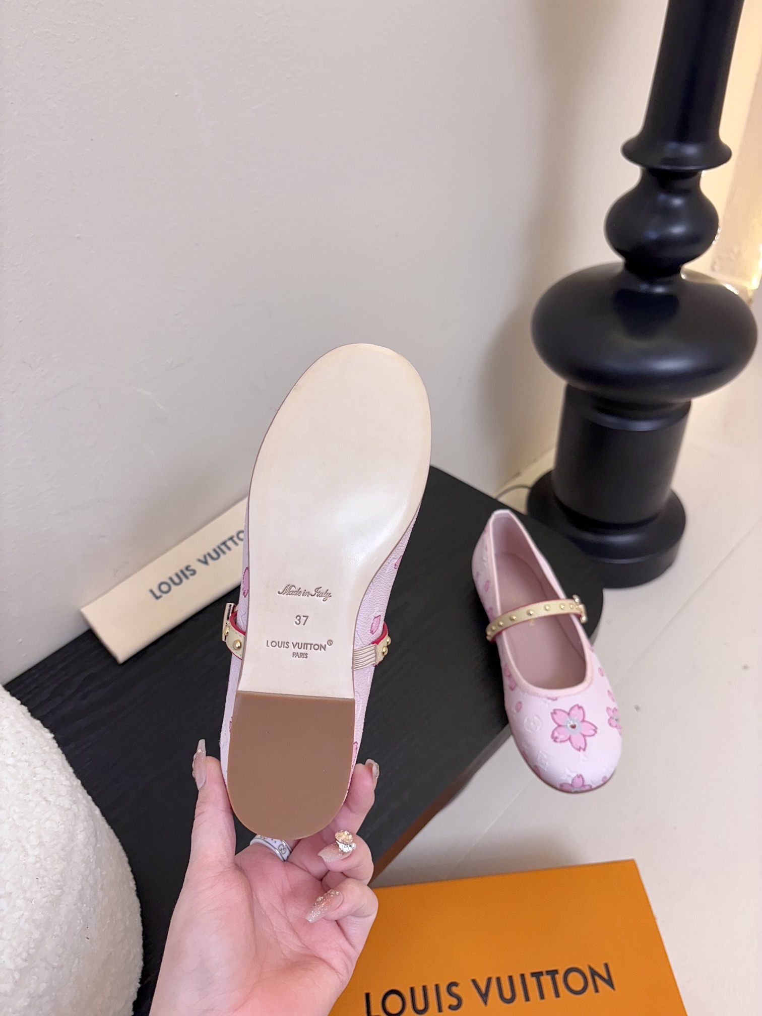 Louis Vuitton LV Swing ้ซ่ท้๐ฅๆ็ซๆๆฐ้ๅฑ่ท็ไธฝ็ๅ็ฉบ็ฒ่ทๅ้ๅญๆฏๆ ้ซ่ทๅ้
