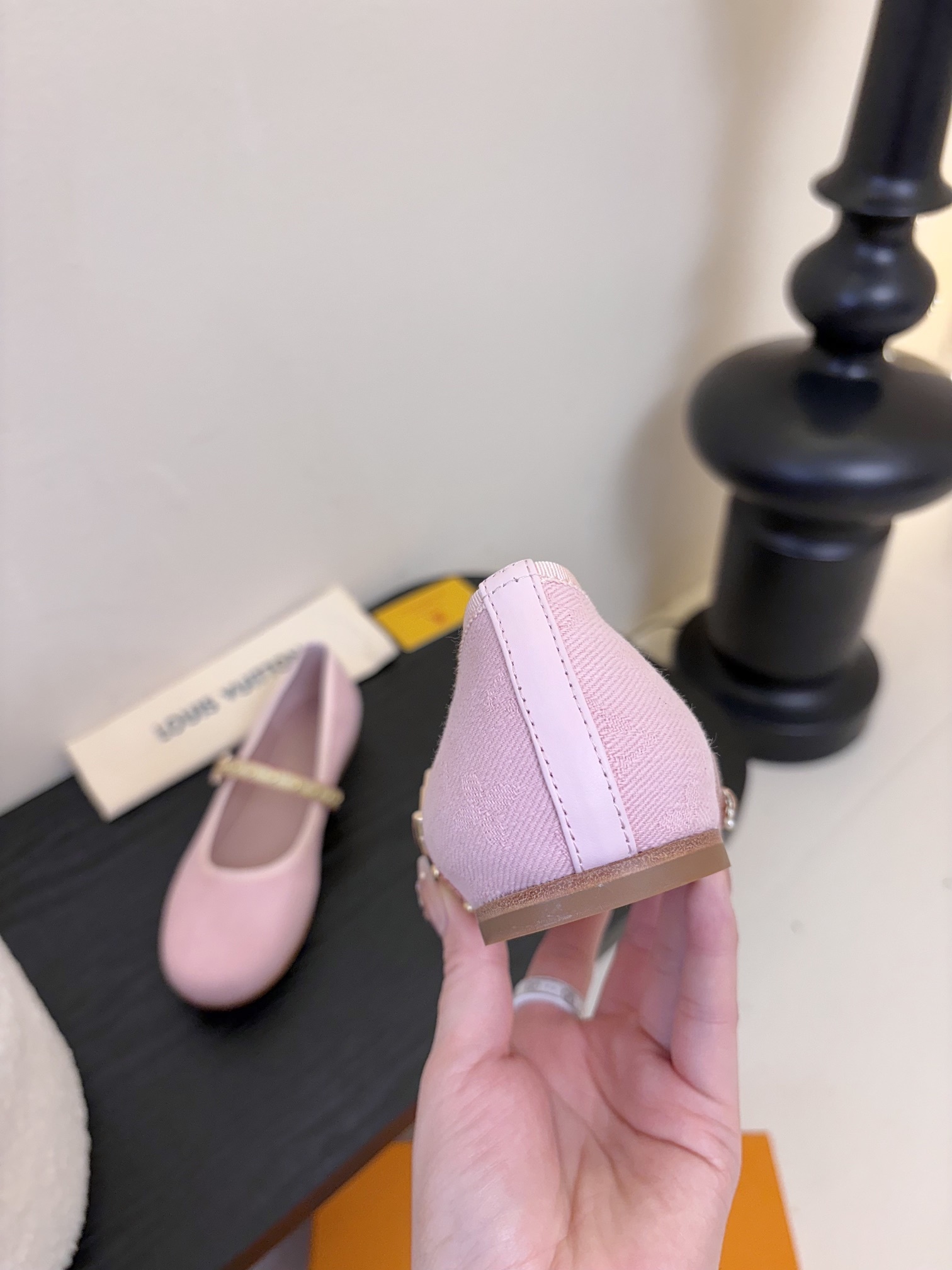 Louis Vuitton LV Swing ้ซ่ท้๐ฅๆ็ซๆๆฐ้ๅฑ่ท็ไธฝ็ๅ็ฉบ็ฒ่ทๅ้ๅญๆฏๆ ้ซ่ทๅ้