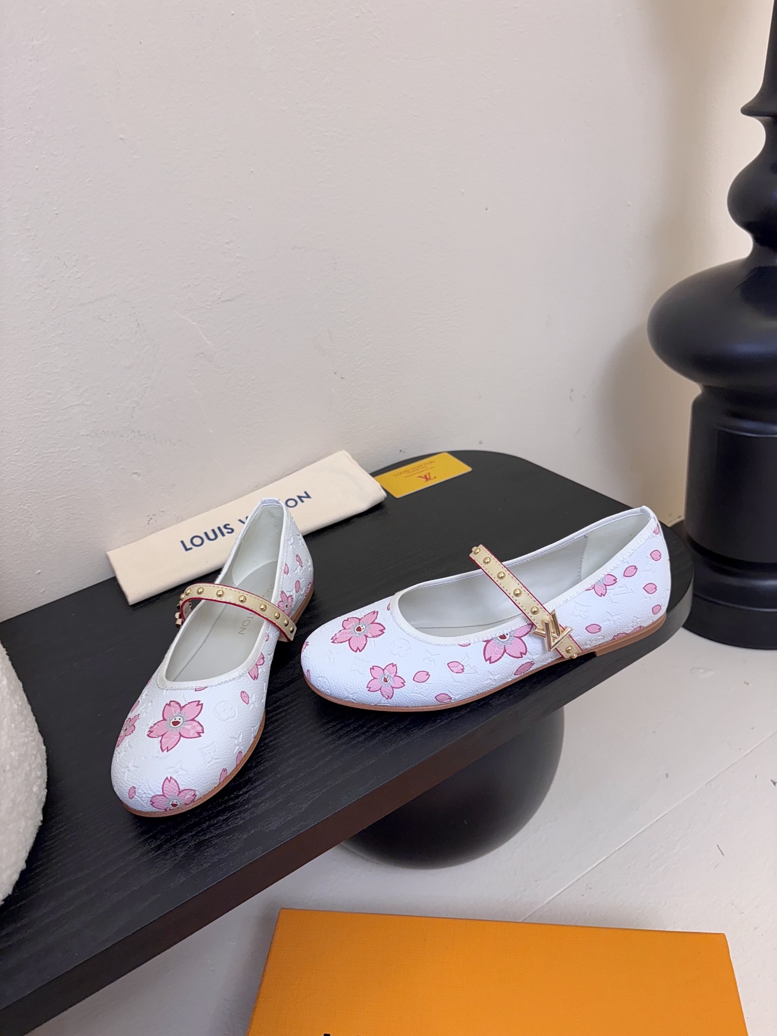 Louis Vuitton LV Swing ้ซ่ท้๐ฅๆ็ซๆๆฐ้ๅฑ่ท็ไธฝ็ๅ็ฉบ็ฒ่ทๅ้ๅญๆฏๆ ้ซ่ทๅ้