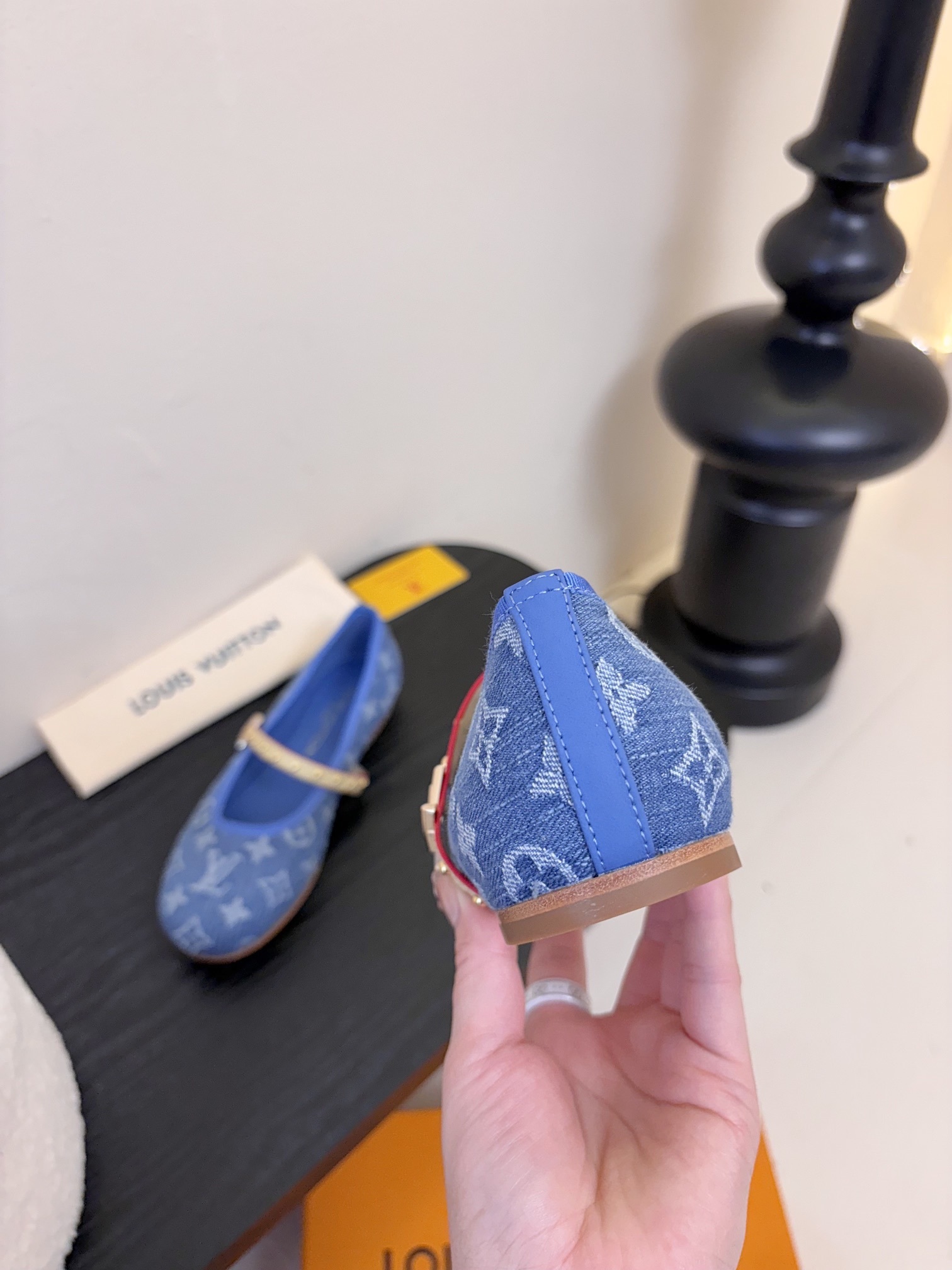 Louis Vuitton LV Swing ้ซ่ท้๐ฅๆ็ซๆๆฐ้ๅฑ่ท็ไธฝ็ๅ็ฉบ็ฒ่ทๅ้ๅญๆฏๆ ้ซ่ทๅ้