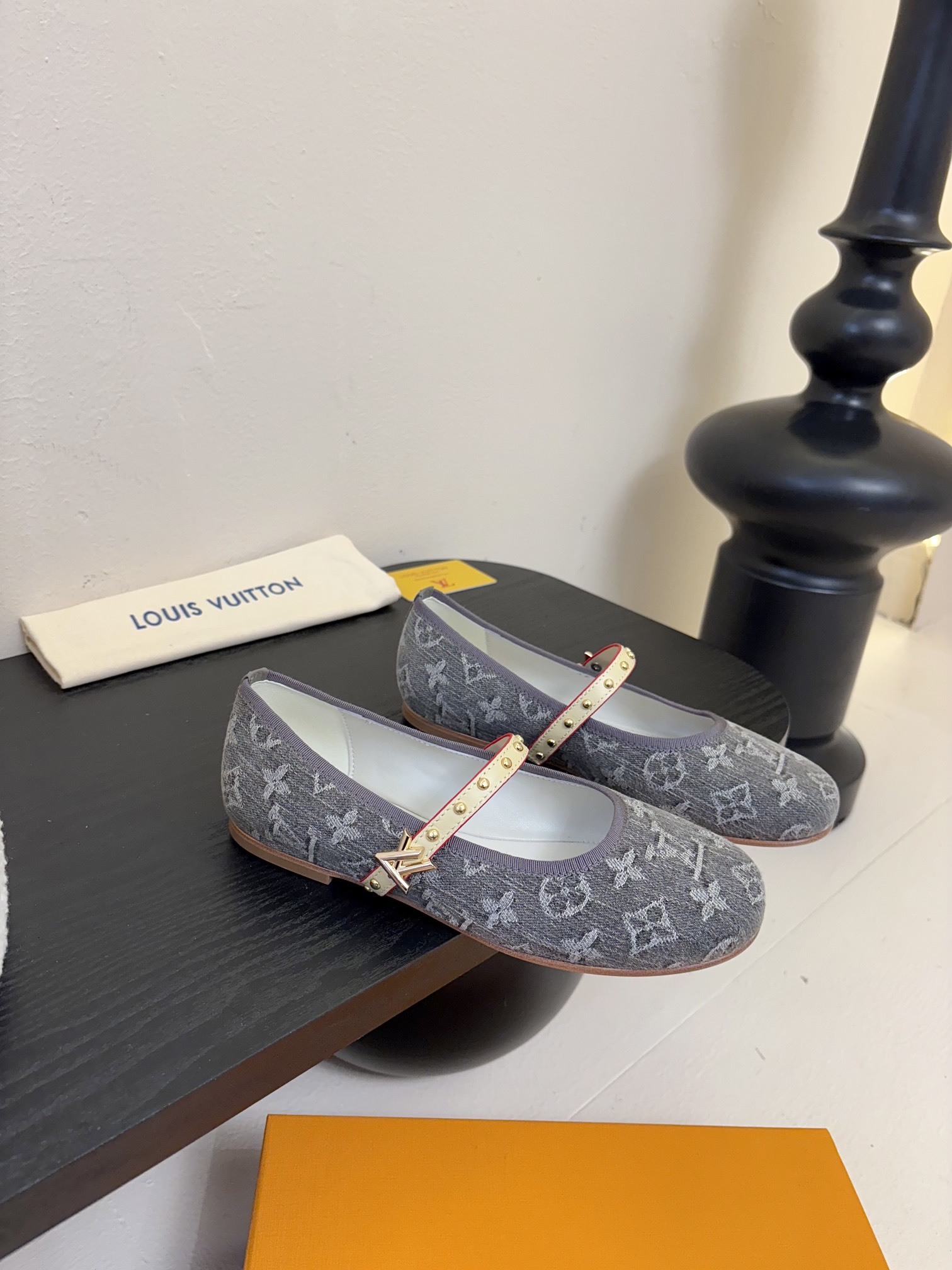 Louis Vuitton LV Swing ้ซ่ท้๐ฅๆ็ซๆๆฐ้ๅฑ่ท็ไธฝ็ๅ็ฉบ็ฒ่ทๅ้ๅญๆฏๆ ้ซ่ทๅ้