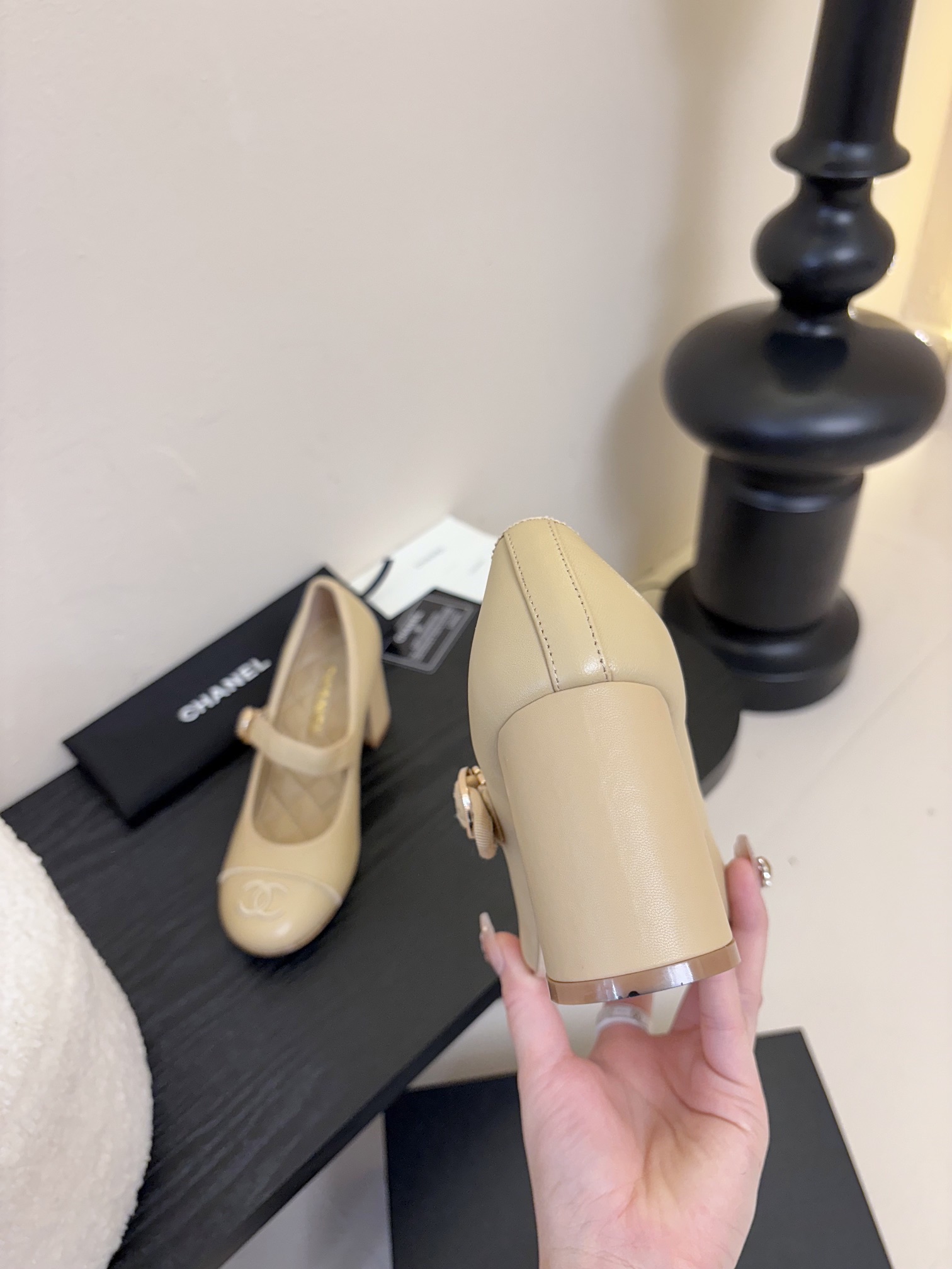 
 Cha 25。新款玛丽珍单鞋

对玛丽珍的钟爱历经多年丝毫不减 从此梦中情鞋又多一双！
脚背上的纽扣