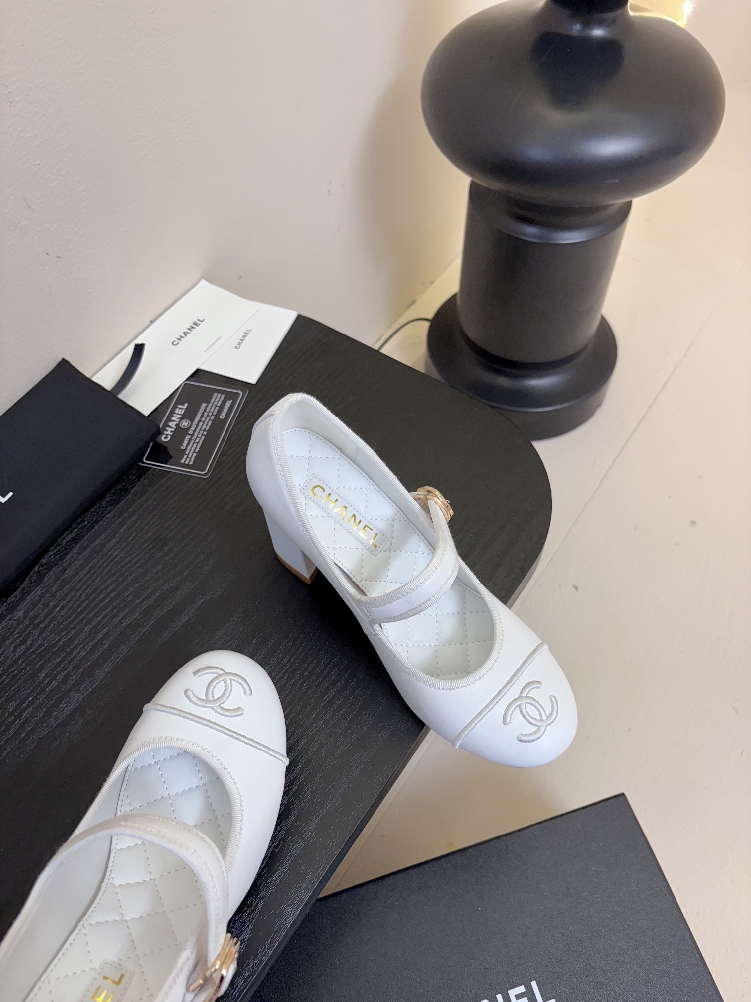 
 Cha 25。新款玛丽珍单鞋

对玛丽珍的钟爱历经多年丝毫不减 从此梦中情鞋又多一双！
脚背上的纽扣