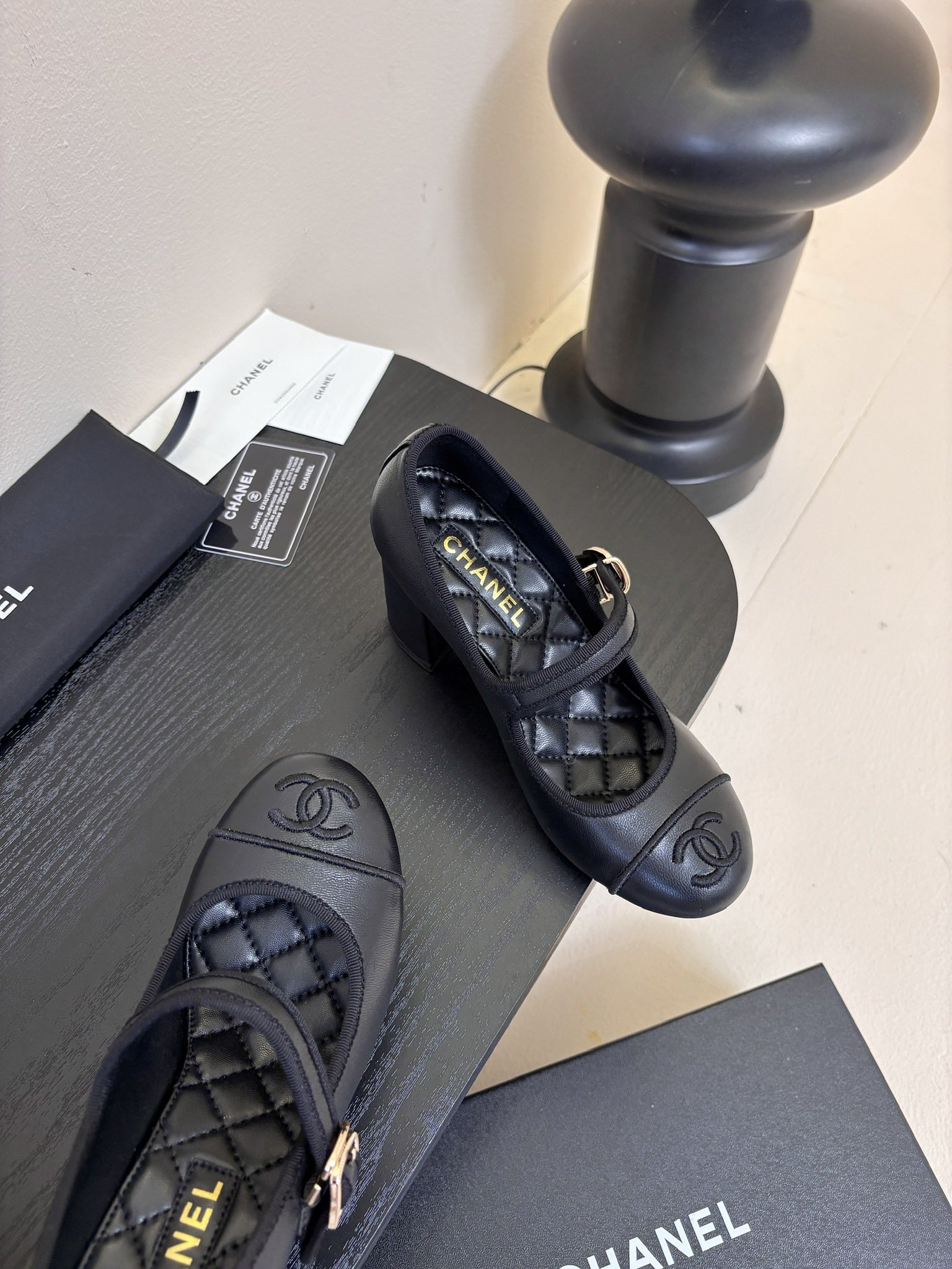 
 Cha 25。新款玛丽珍单鞋

对玛丽珍的钟爱历经多年丝毫不减 从此梦中情鞋又多一双！
脚背上的纽扣