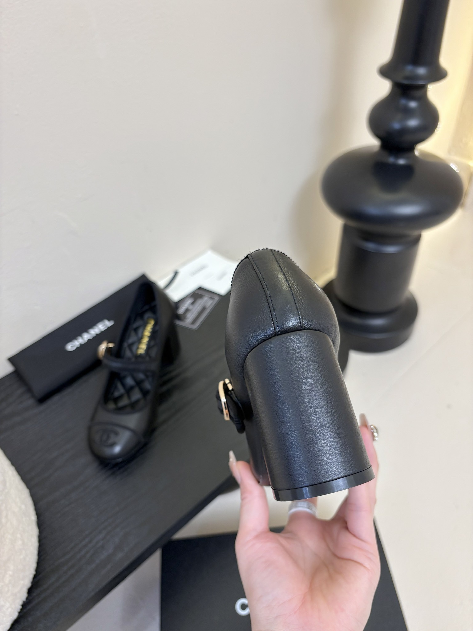 
 Cha 25。新款玛丽珍单鞋

对玛丽珍的钟爱历经多年丝毫不减 从此梦中情鞋又多一双！
脚背上的纽扣