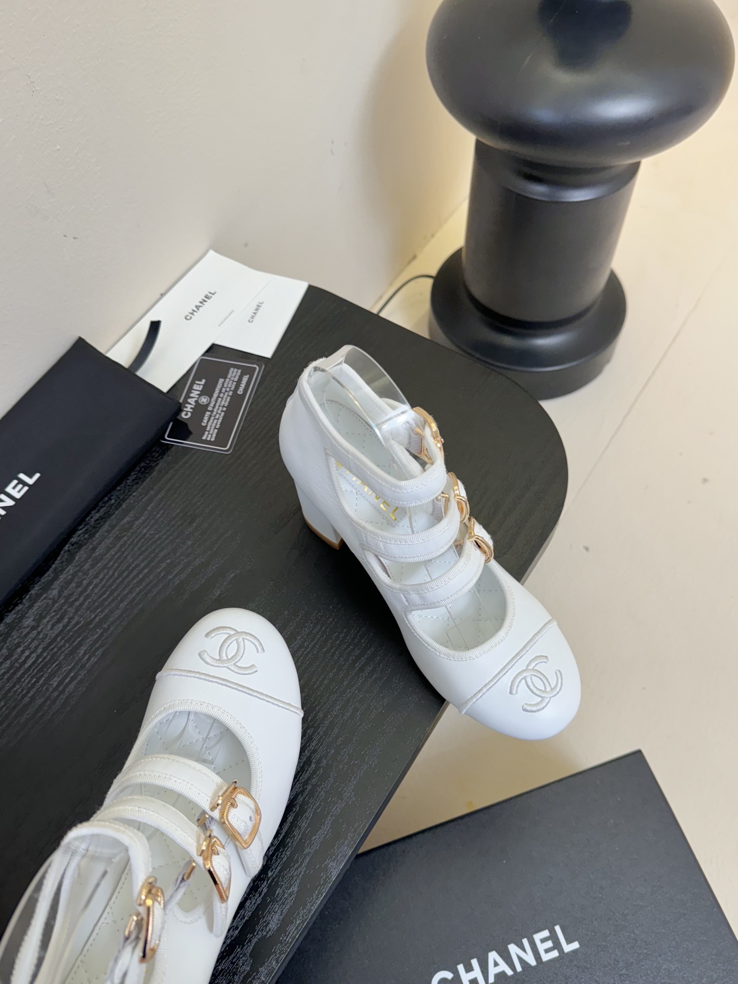 
 Cha 25。新款玛丽珍单鞋

对玛丽珍的钟爱历经多年丝毫不减 从此梦中情鞋又多一双！
脚背上的纽扣